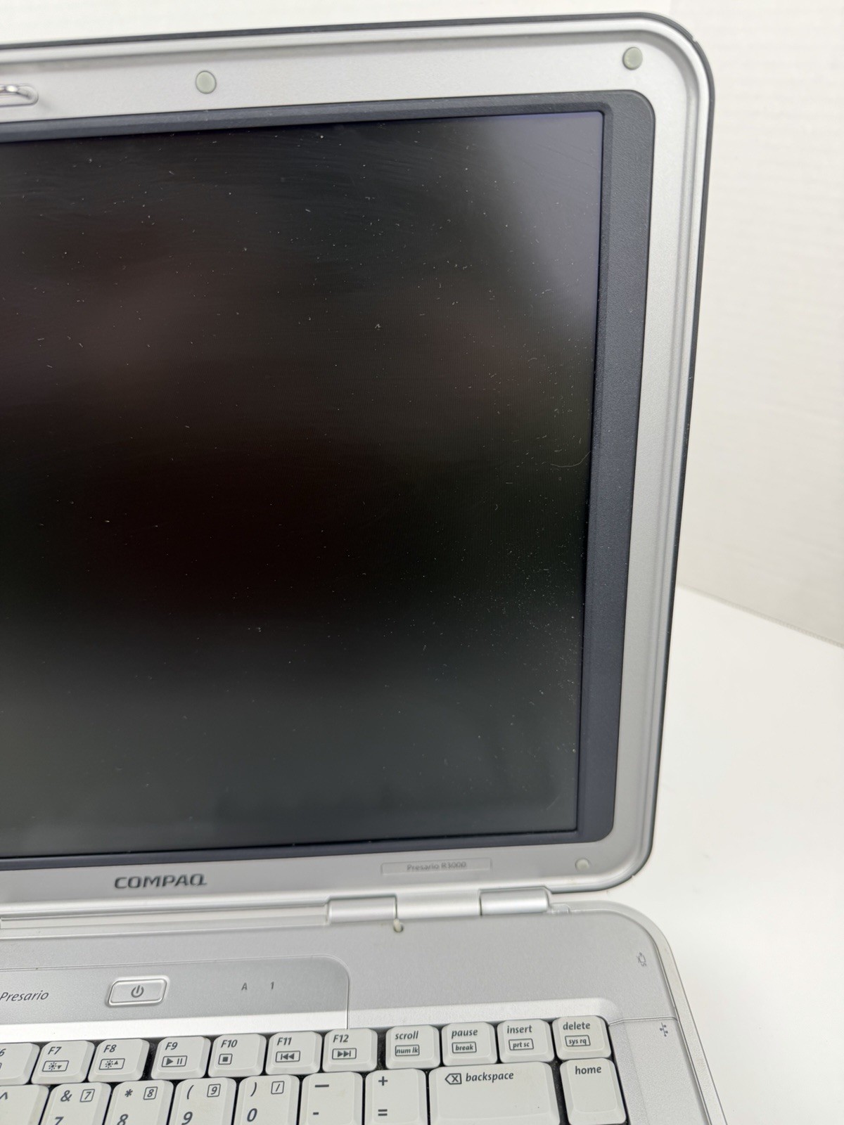 COMPAQ Presario R3000 | Laptop | Windows XP Professional | With power Cord