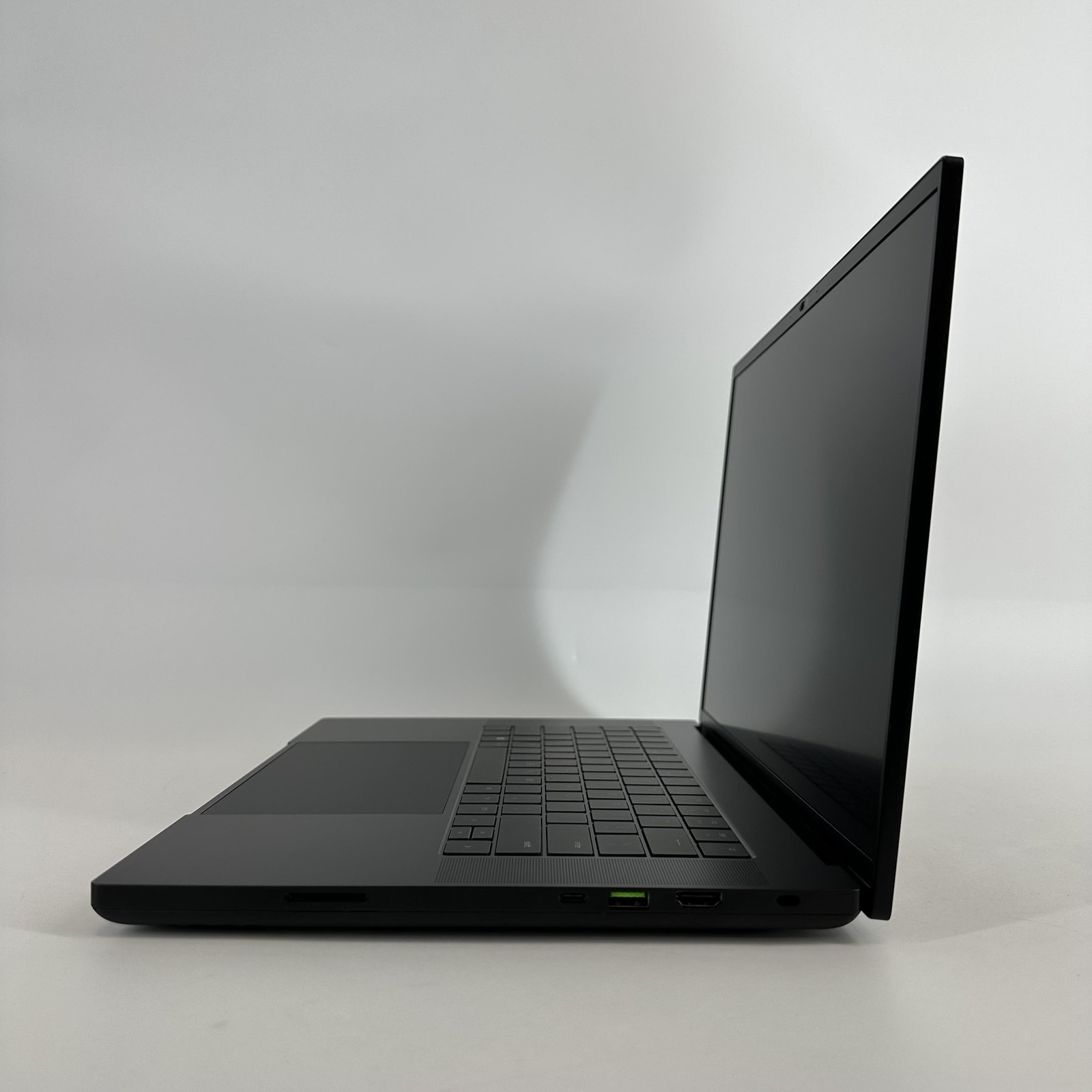 Razer Blade 16 240Hz QHD+ 2.2 GHz i9-13950HX 32GB 2TB/1TB RTX 4080 Excellent