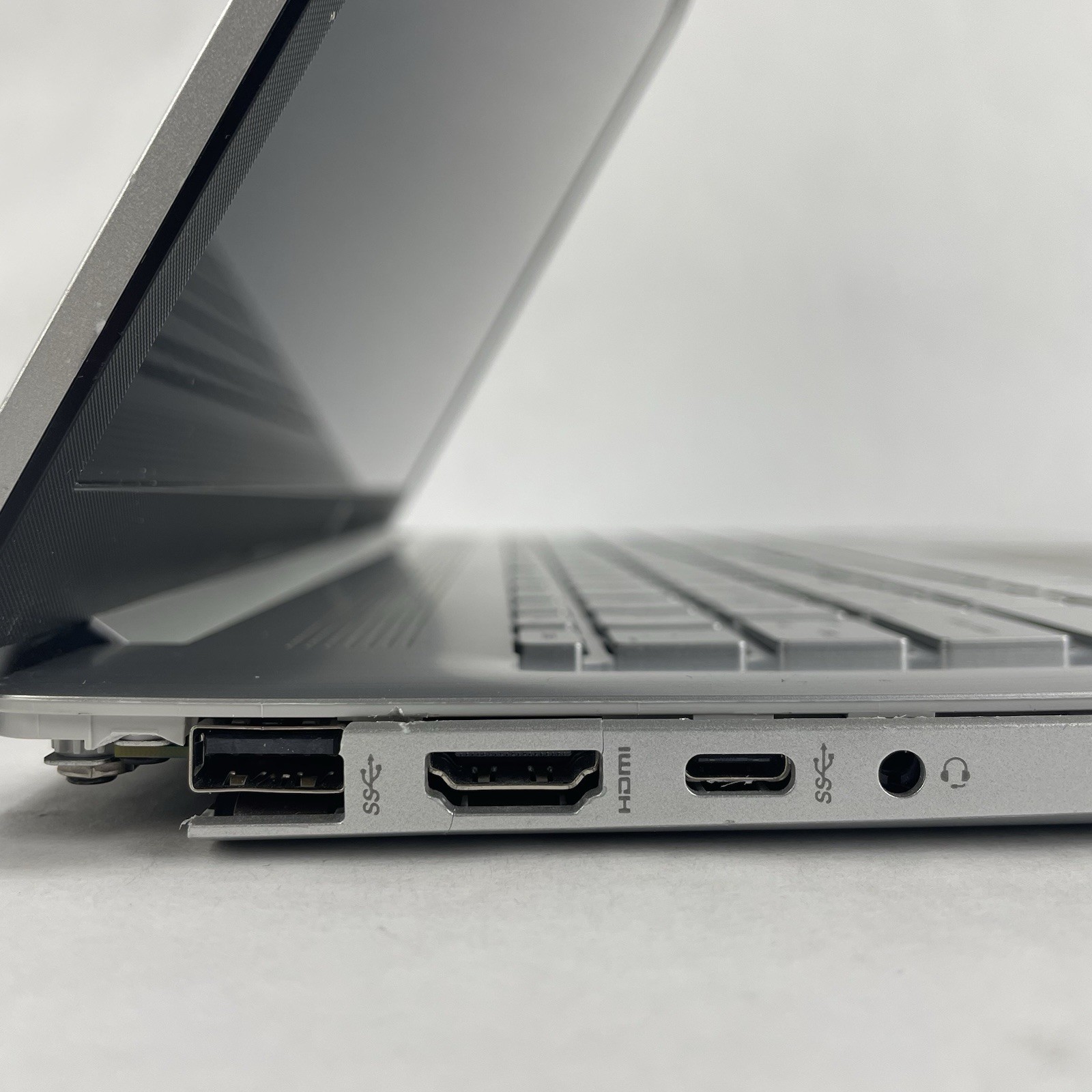 HP 17+-cn000 17.3″ i7-1165G7 2.80 GHz 8 GB RAM No SSD No OS – Bad Corners
