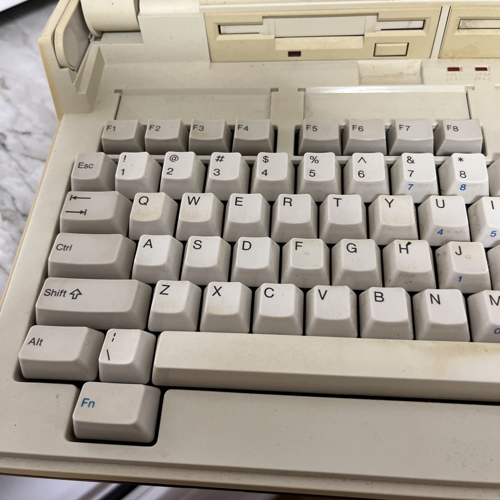 Tandy 1400 LT Vintage Portable Personal Computer Laptop, 25-3500 W/DOS/GW
