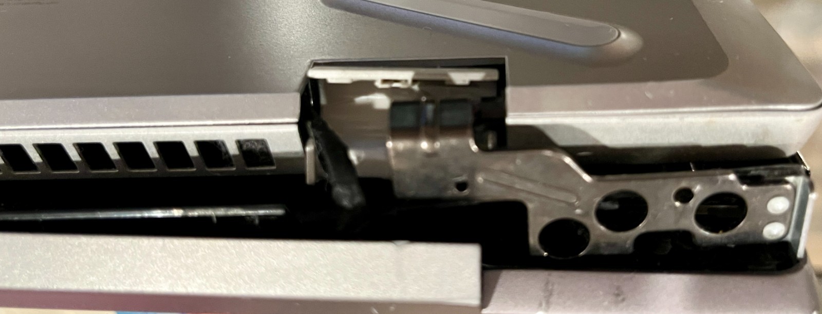 HP Pavilion 15-cs1065cl Laptop Powers On Broken Hinges Parts or Repair