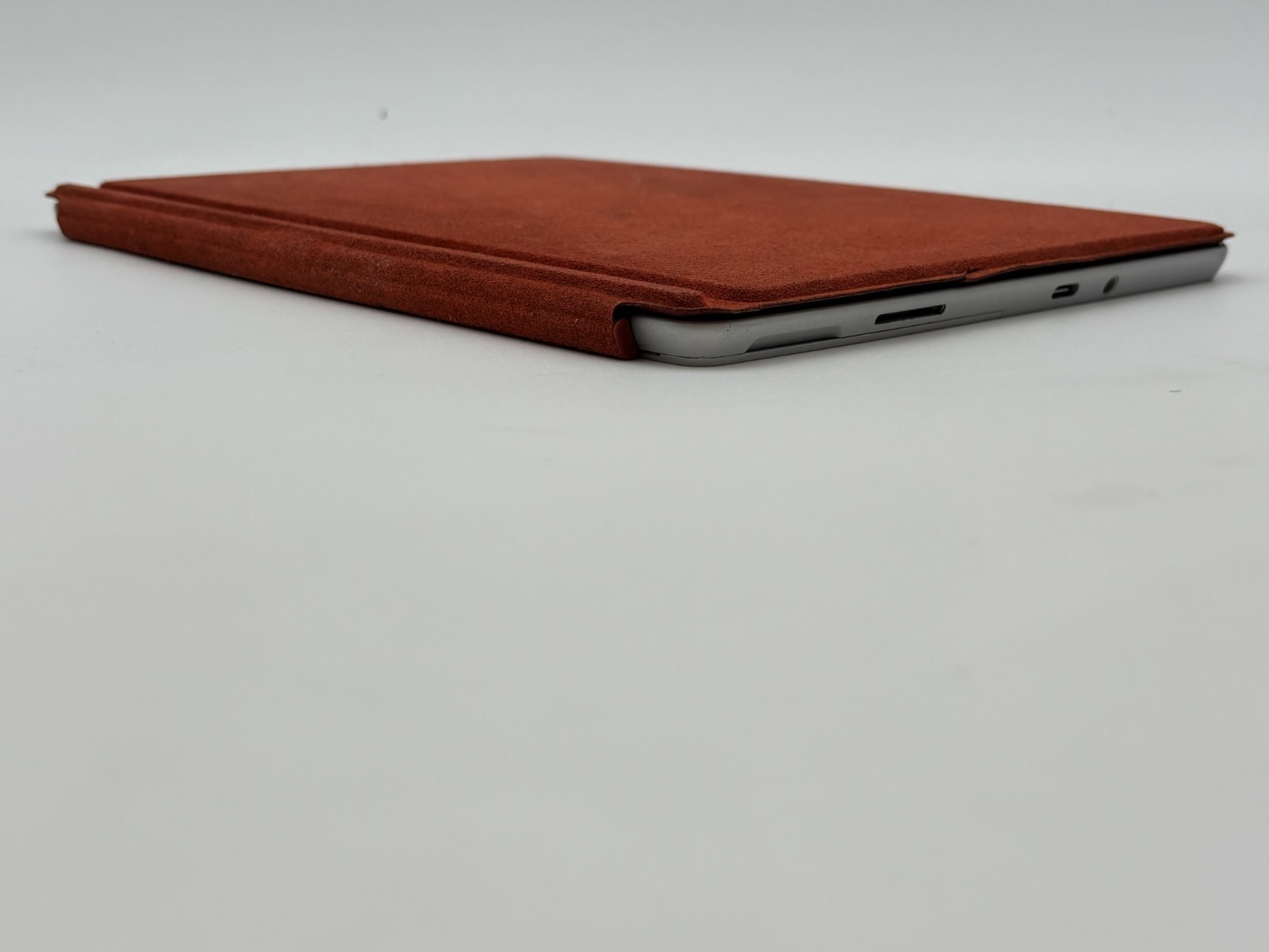 Microsoft Surface Go 2 10.5″ 64 GB SSD 4 GB RAM M3-8100Y Windows 11 Pro – READ