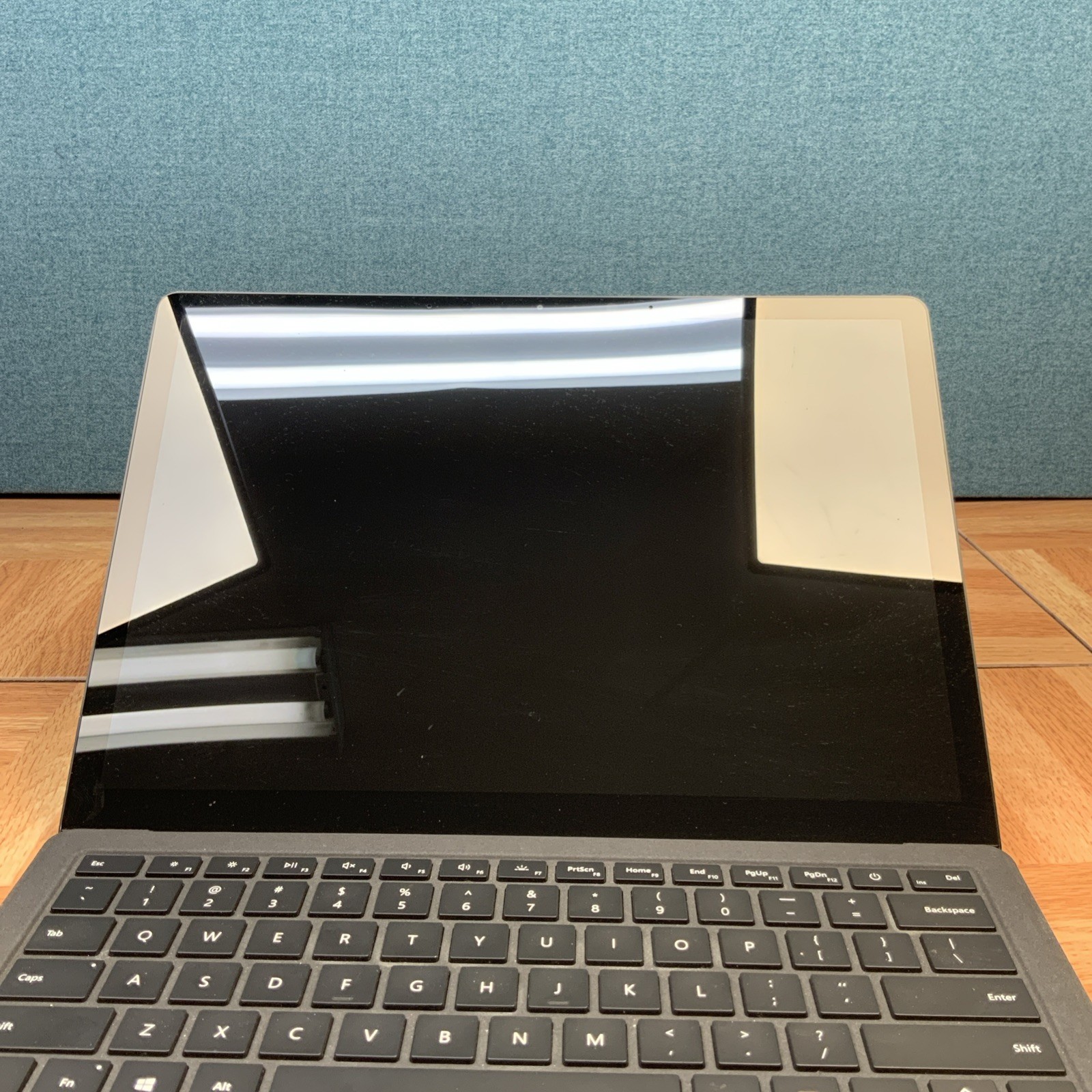 Microsoft Surface Laptop 2 Intel i5-8250U 8GB RAM 256 GB SSD Win 11 Pro