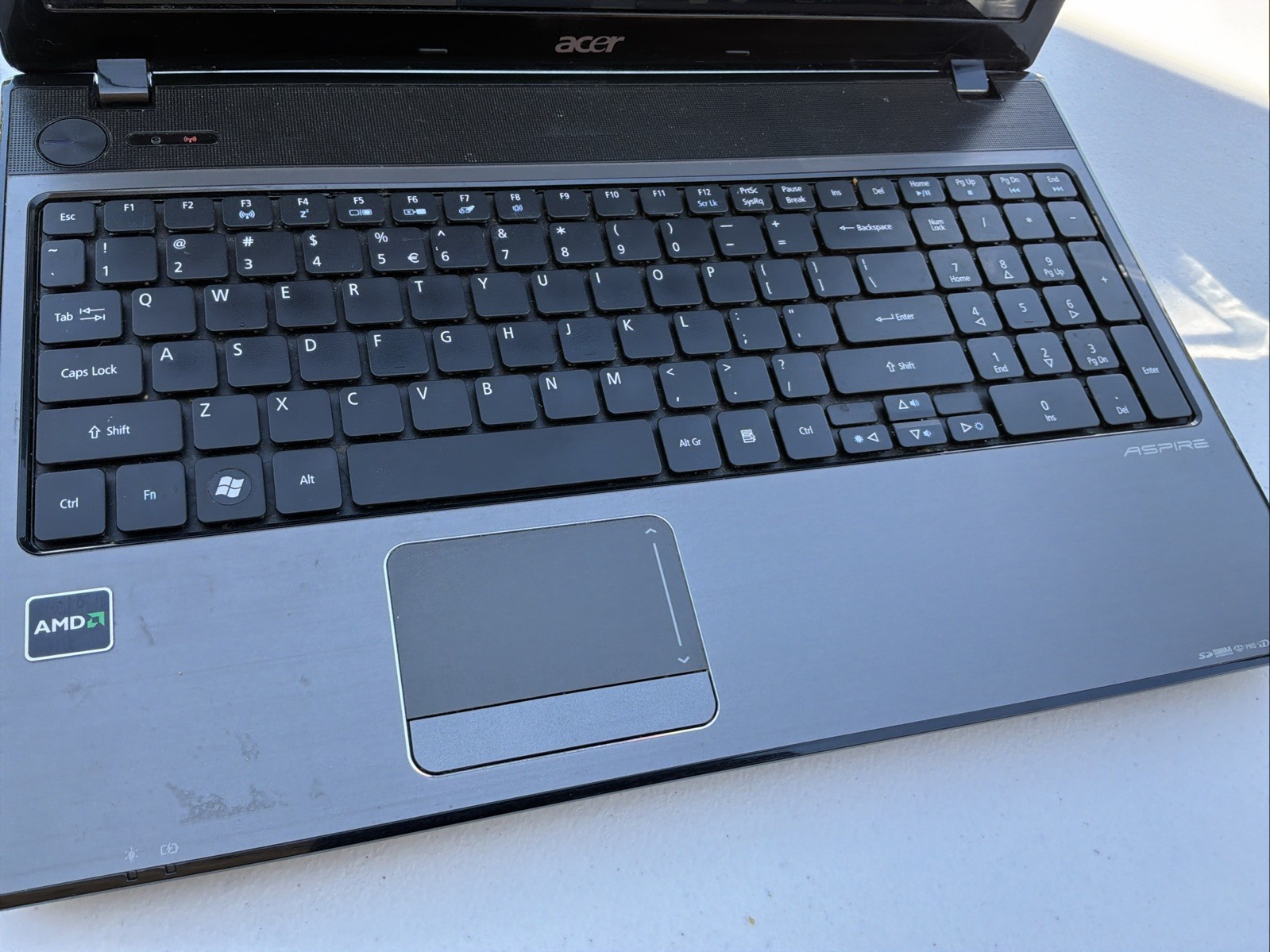 Acer Aspire 5251-1005 Win 10, AMD LAPTOP & Power Supply – Tested Working