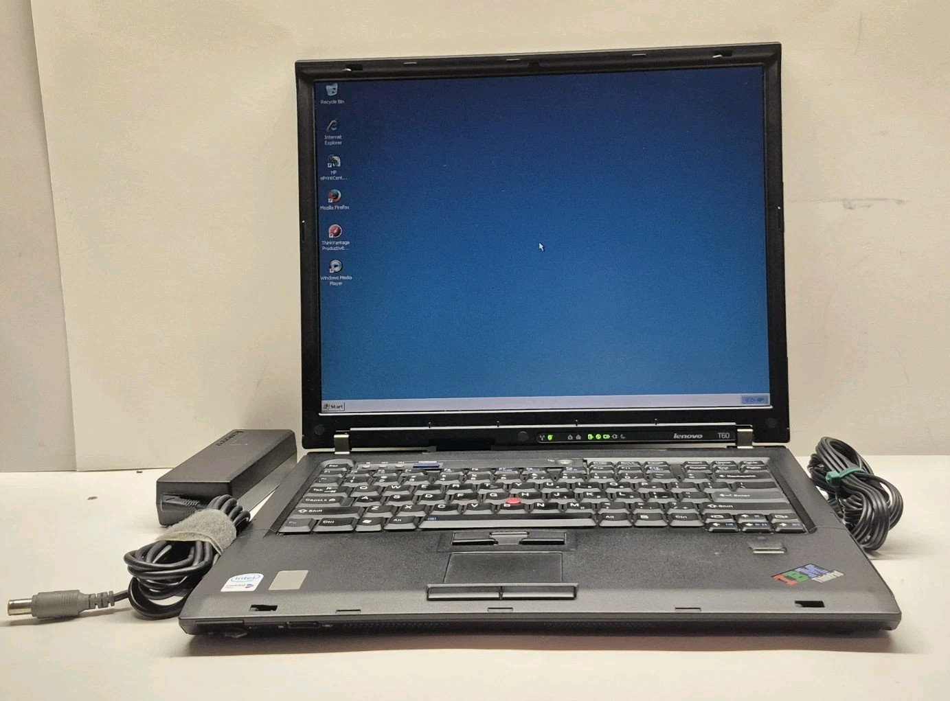 IBM ThinkPad T60 2.5GB/60GB/DVD/Intel T2400 @1.83GHz/Windows XP Laptop Bundle A2