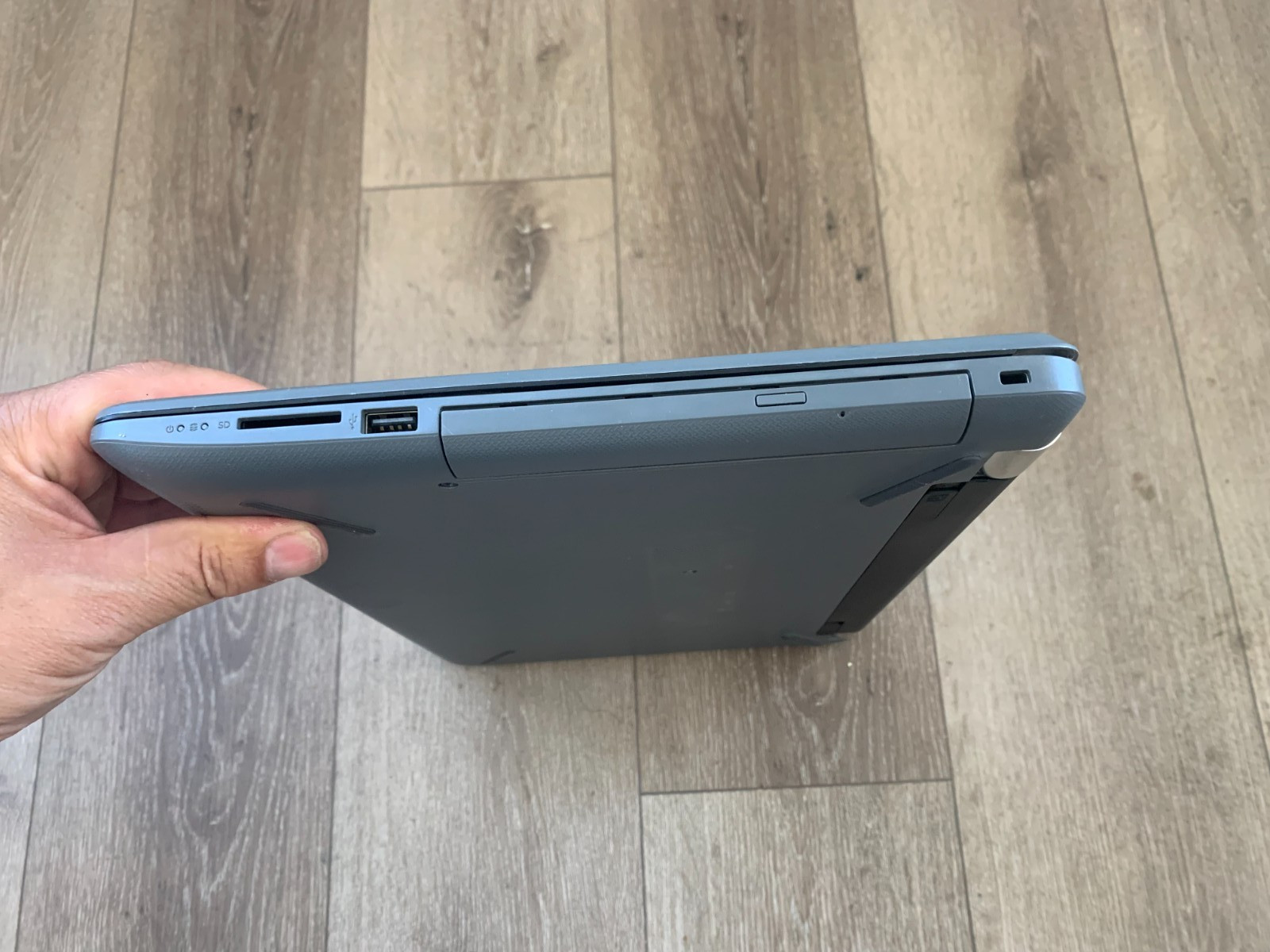 HP 15-bs033cl 15.6″ Touchscreen intel Core i3-7100U 2.40GHz 8GB RAM 1TB Win 10