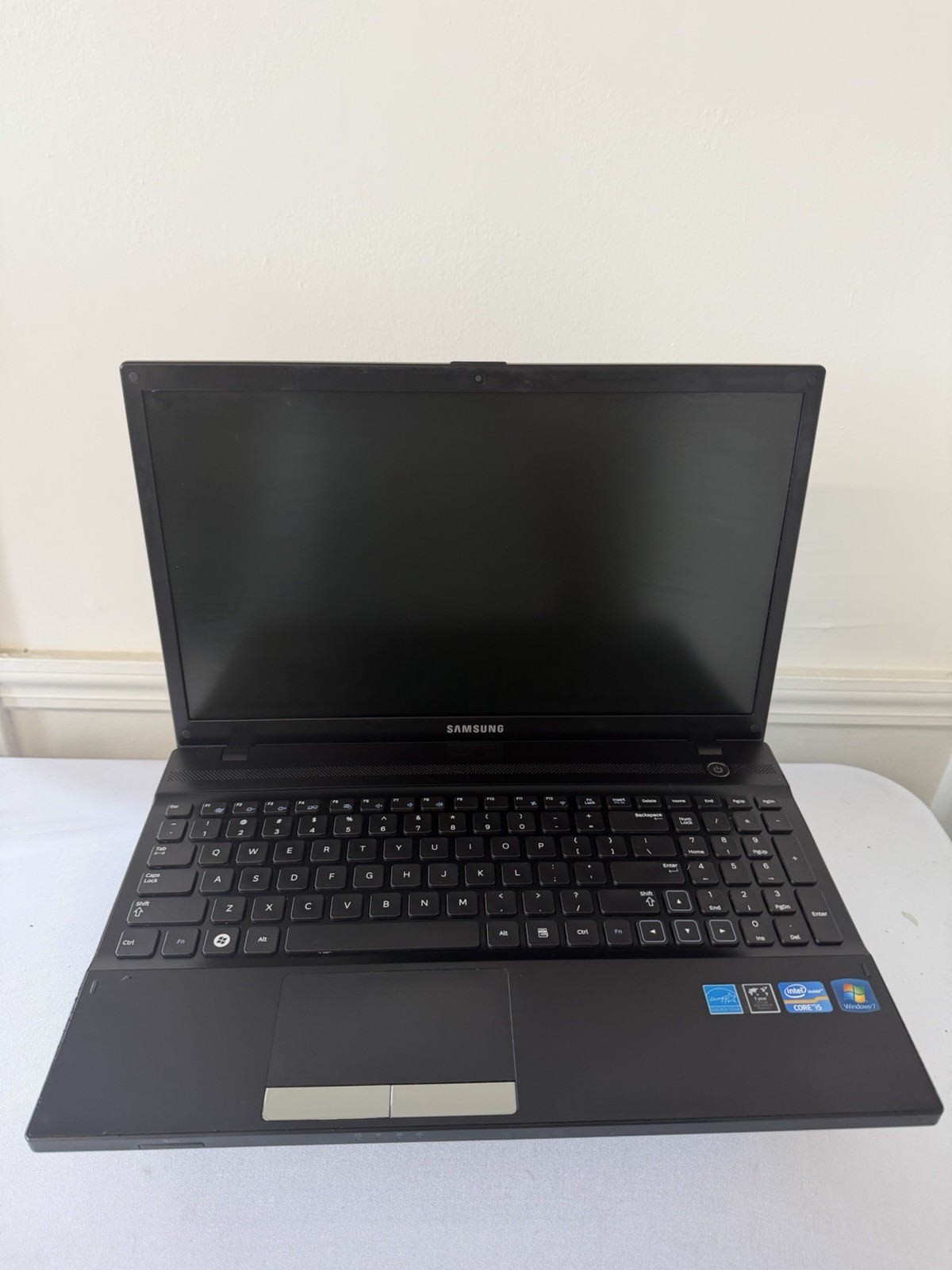 Samsung NP300 V5A Laptop – Good Screen – Intel i5-2430M – RAM 4 GB – Read Des