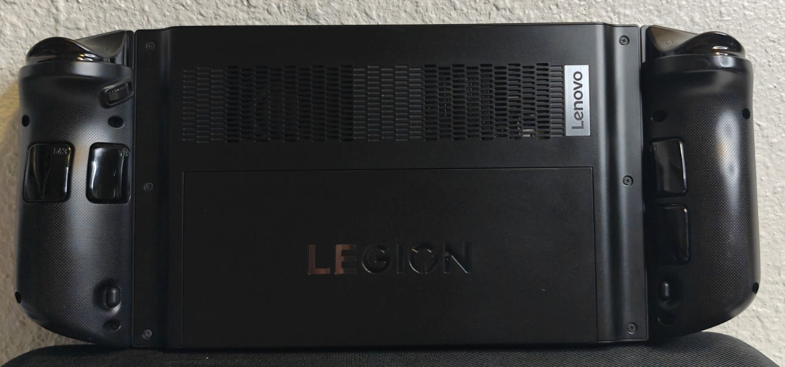 Lenovo Legion Go 8.8 in (1TB SSD, AMD Ryzen Z1 Extreme, 3.3GHz, 16GB RAM) Tested