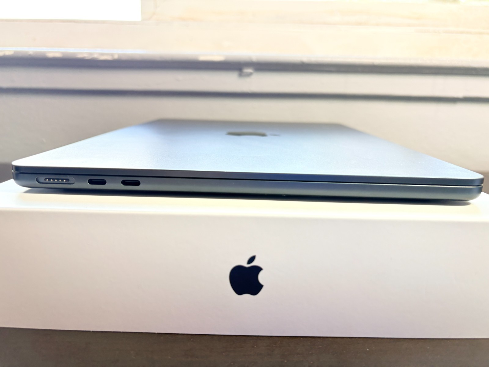 Apple MacBook Air M2 2022 A2681 8GB RAM 256GB SSD 42 Cycles – Box & Pwr Adptr
