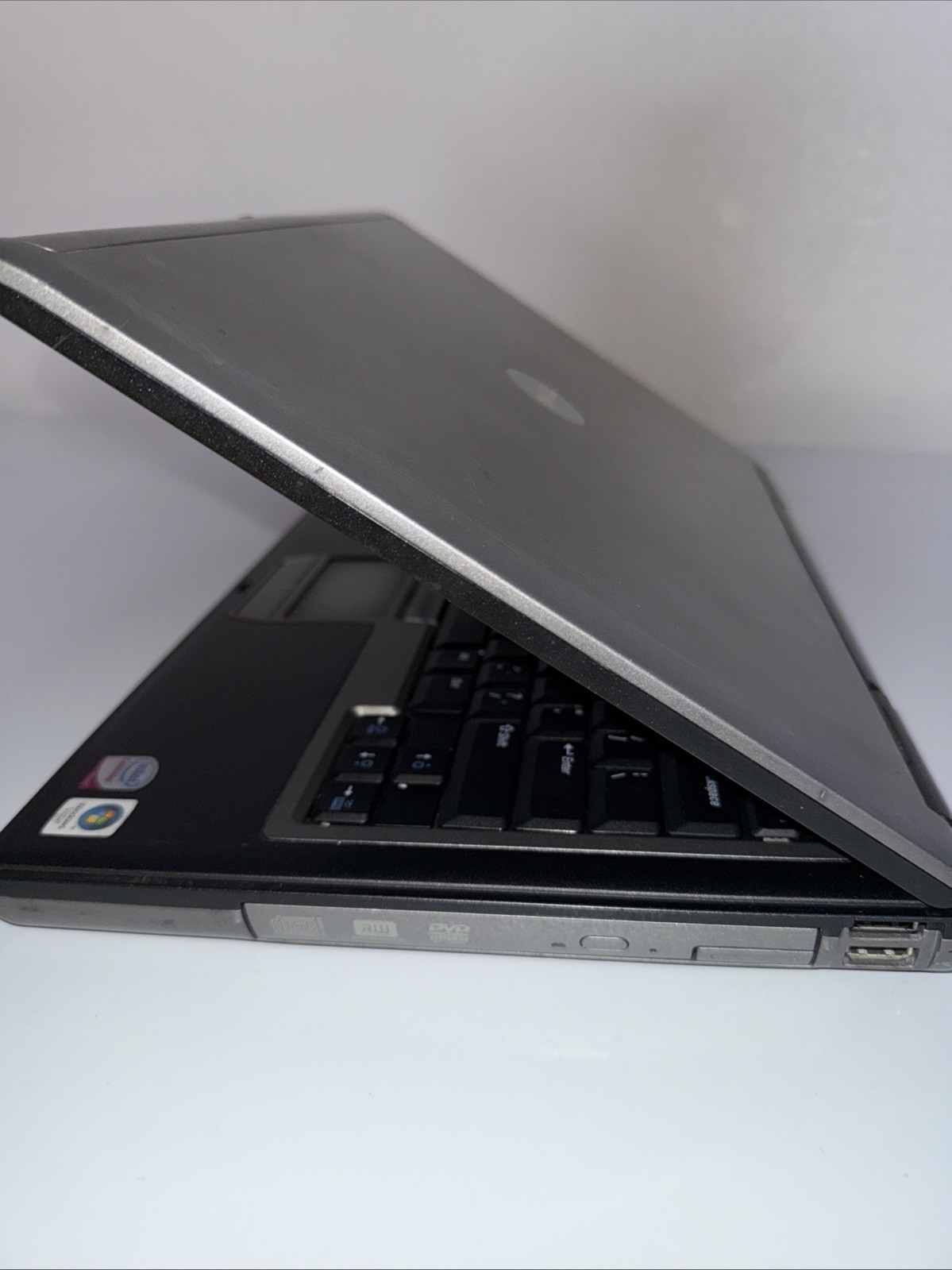 Dell Latitude D630 Laptop Intel Core, 2.5GB RAM , 80GB HDD Win XP BATTERY ISSUE
