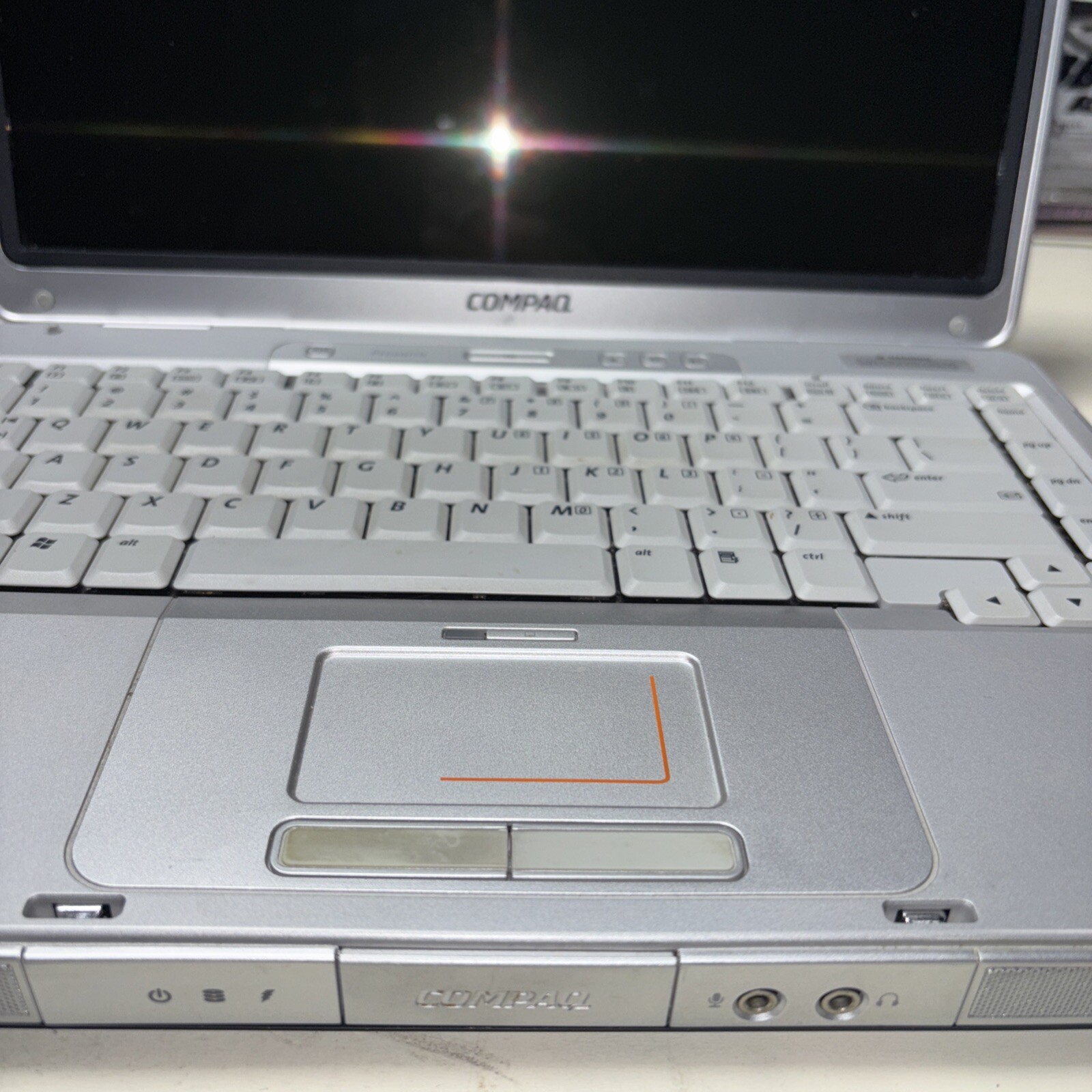 VTG Compaq Presario V2000 Laptop Intel Pentium M Tested Windows Xl. No Charger