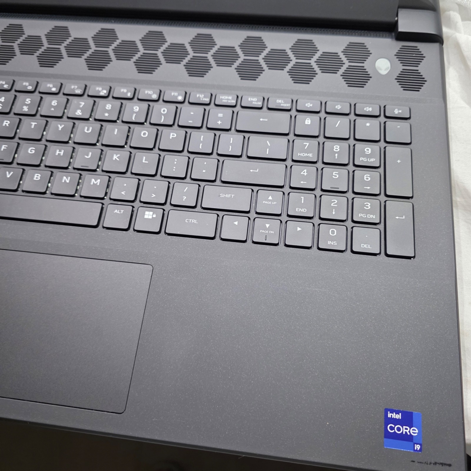Alienware M18 R1 480Hz i9-13980HX 32GB 2TB SSD RTX 4090 175W 16G DDR6 CherryMX