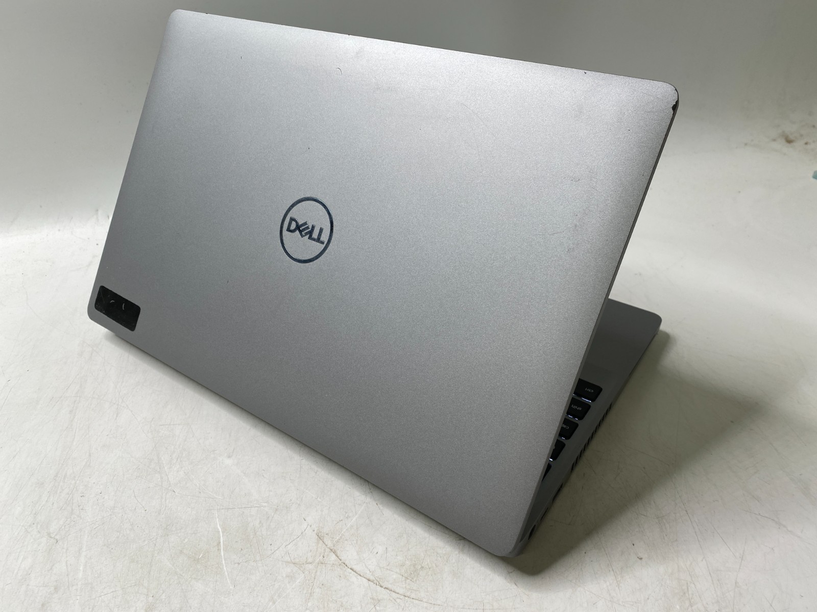 Dell Latitude 5511 15.6″ i7 16GB DDR4 256GB SSD MX250 Win11H- Chipped Bottom