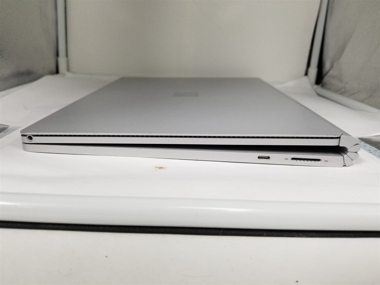 Microsoft Surface Book 2 Core i5 13.5″ 8GB/128GB Silver Details VD6182