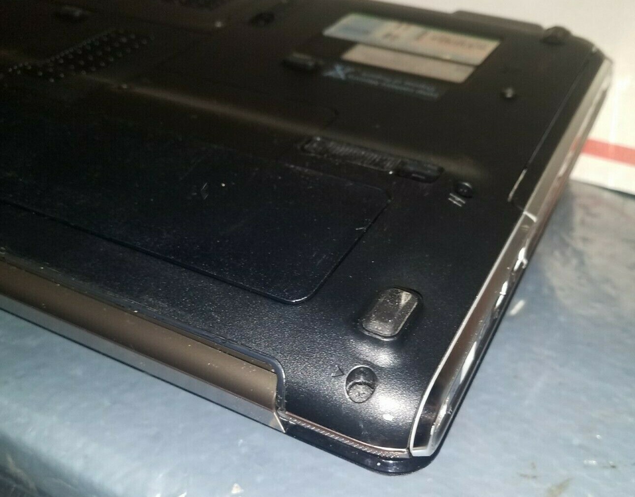 HP Pavilion dv4-1220us 14.1”(AMD Dual-Core @ 2.1GHz,4GB Ram,250GB HDD)Win 10