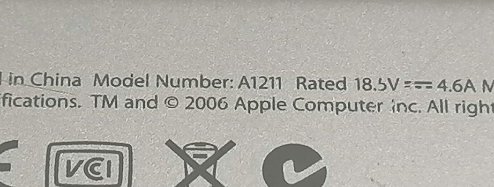 FOR PARTS 2006 15.4″ Apple MacBook Pro A1211 (T7400/4GB RAM/NO HDD)