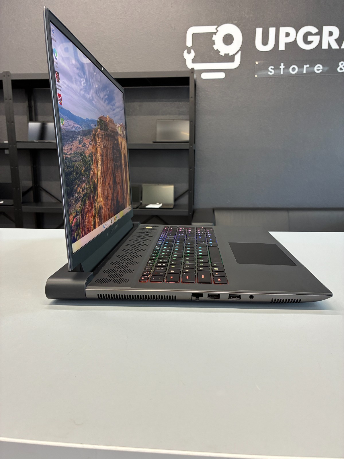 Dell Alienware M18 R2: 18″ / i9-14900HX / RAM 32Gb / RTX 4070 / SSD 2tb / Win 11