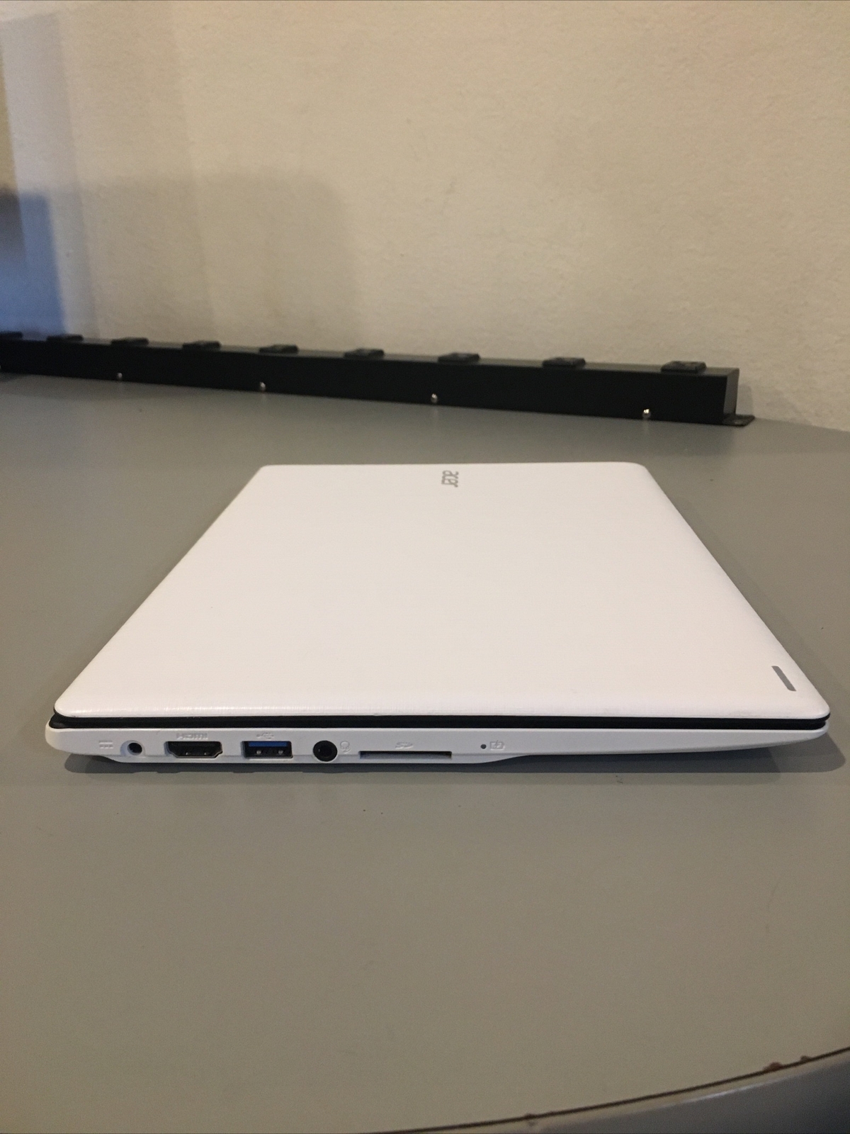 Acer Aspire One 11. A01-132-C3T3 N16Q9 FOR PARTS Or Repair. Cracked Screen￼
