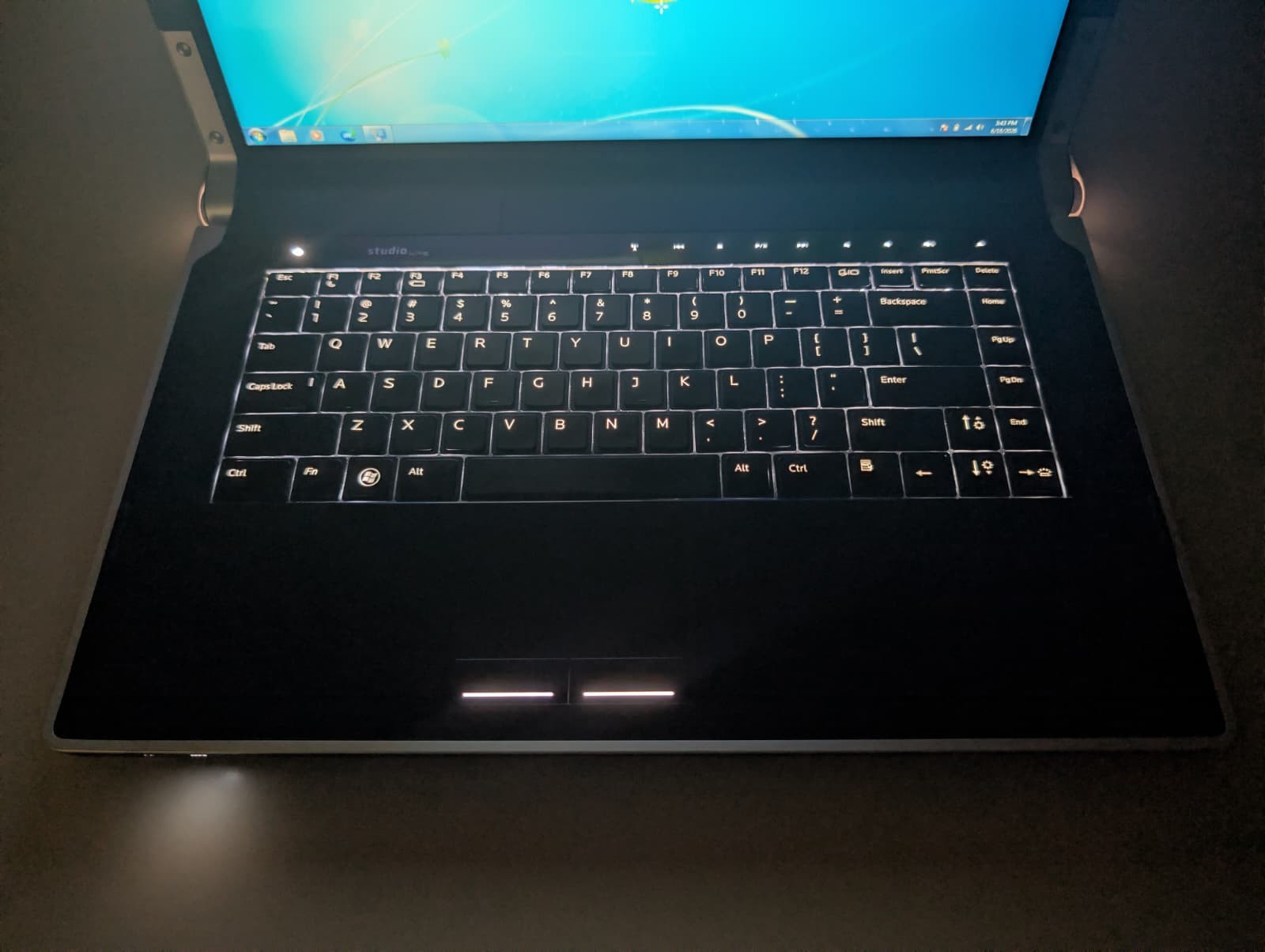 16″ Dell Studio XPS 1640 | C2D P7450 4GB RAM 320GB HD | HD+ AMD Graphics Backlit
