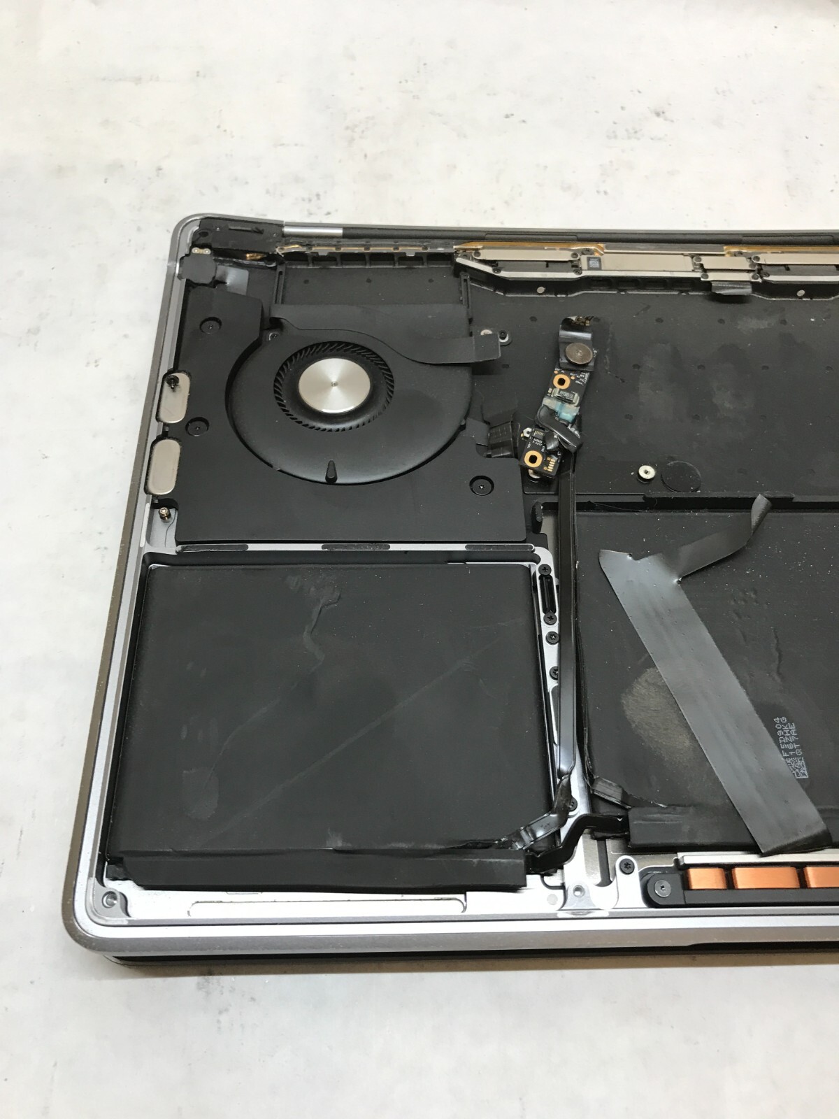 Apple MacBook Pro 2016 A1708 Chassis NO MOTHERBOARD For Parts No Battery – -DW