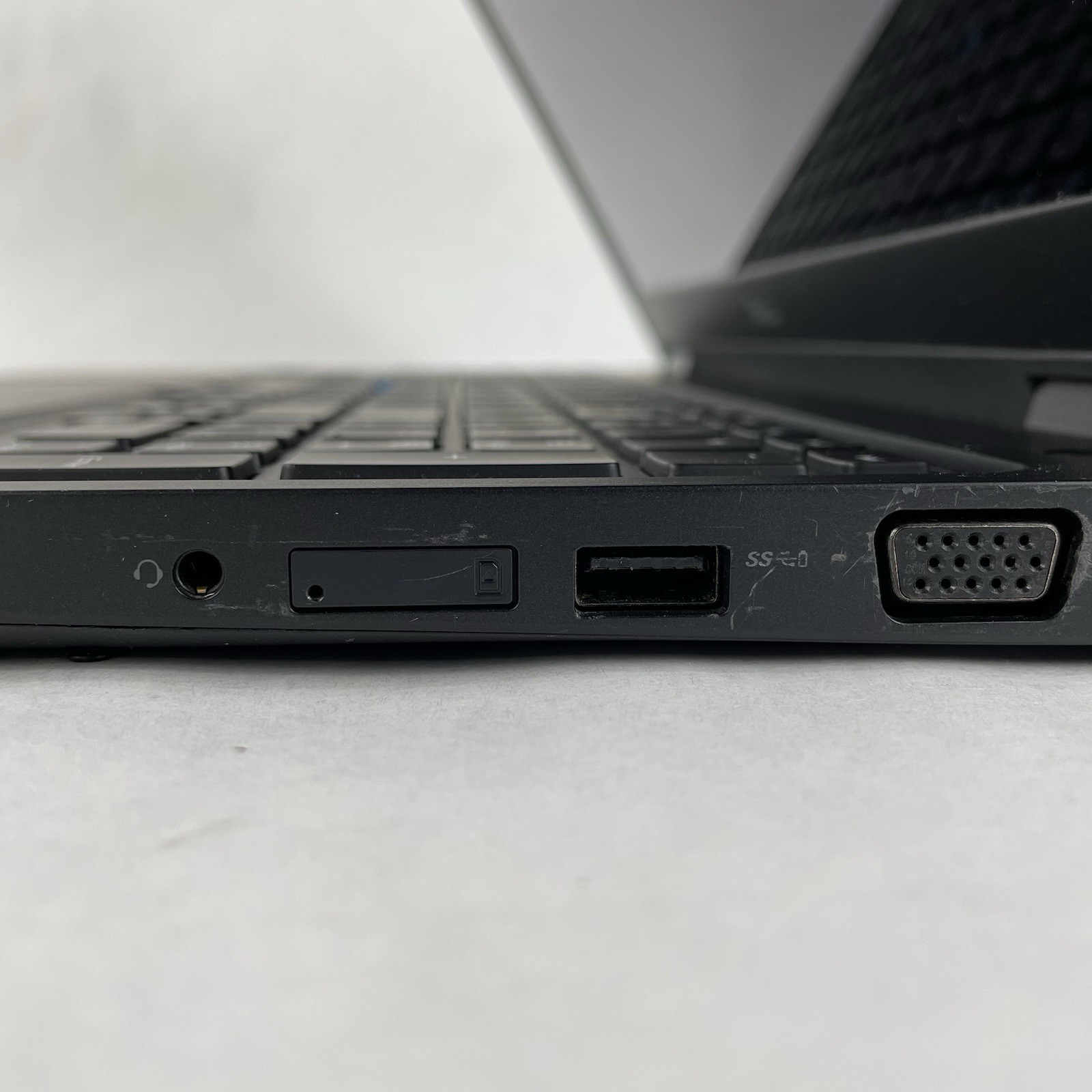 Dell Latitude 5590 15.6″ i5-8250U 1.6 GHz 8GB RAM No SSD No OS – Bad Corner READ