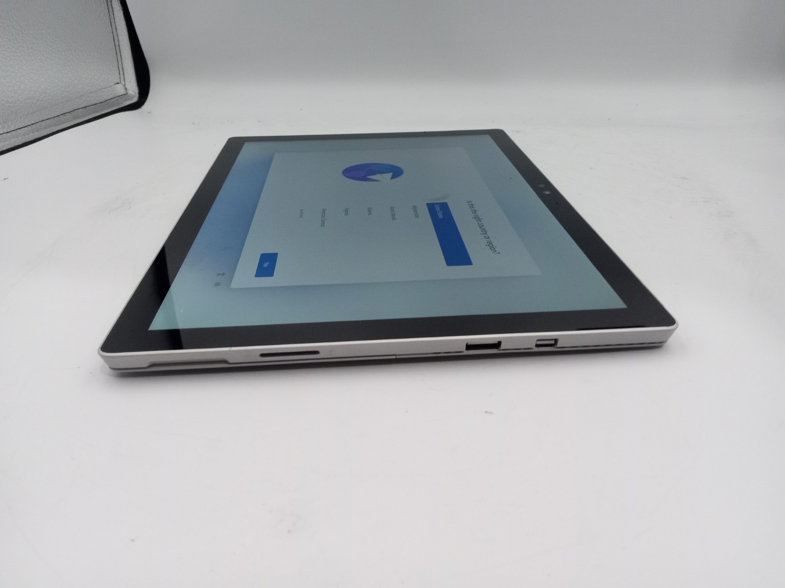 Microsoft Surface Pro 4 – 12.3″ Intel i5-6300U 4GB RAM 128GB SSD Windows 11 -RR