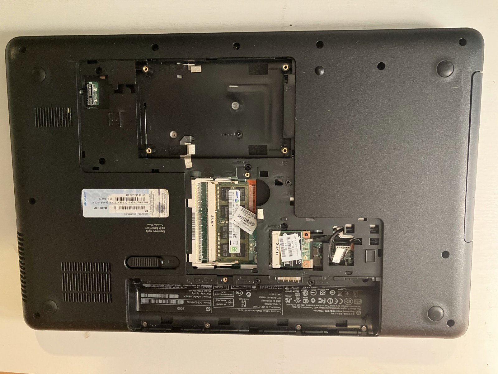 HP 2000 AMD E-450 1.65GHz 1650MHz 4GB Laptop NO HDD NO BATTERY BOOTS PARTS