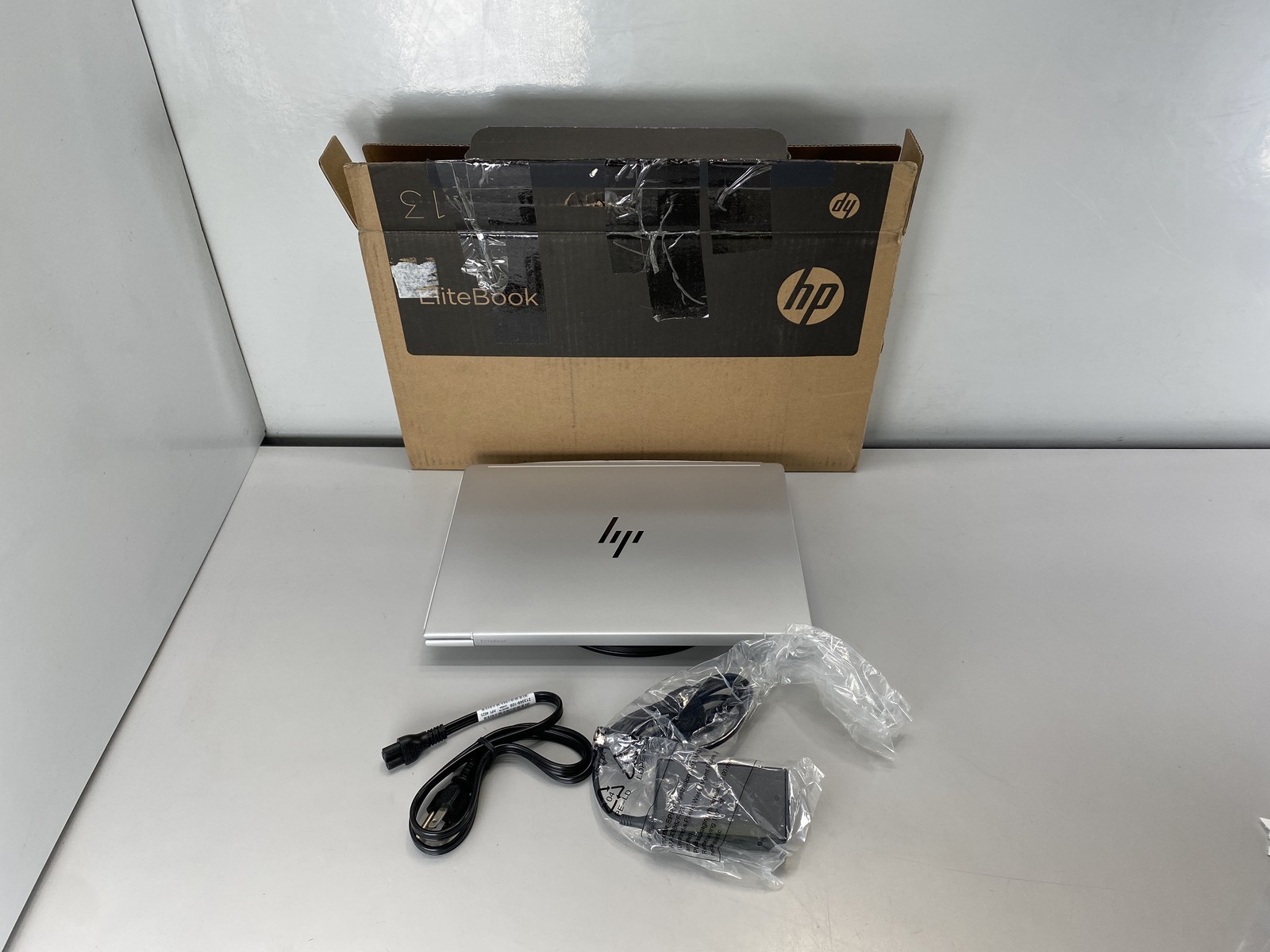 HP Laptop EliteBook 8 G1A 13 AI 13.3″ AMD Ryzen 5 230 256GB- Silver