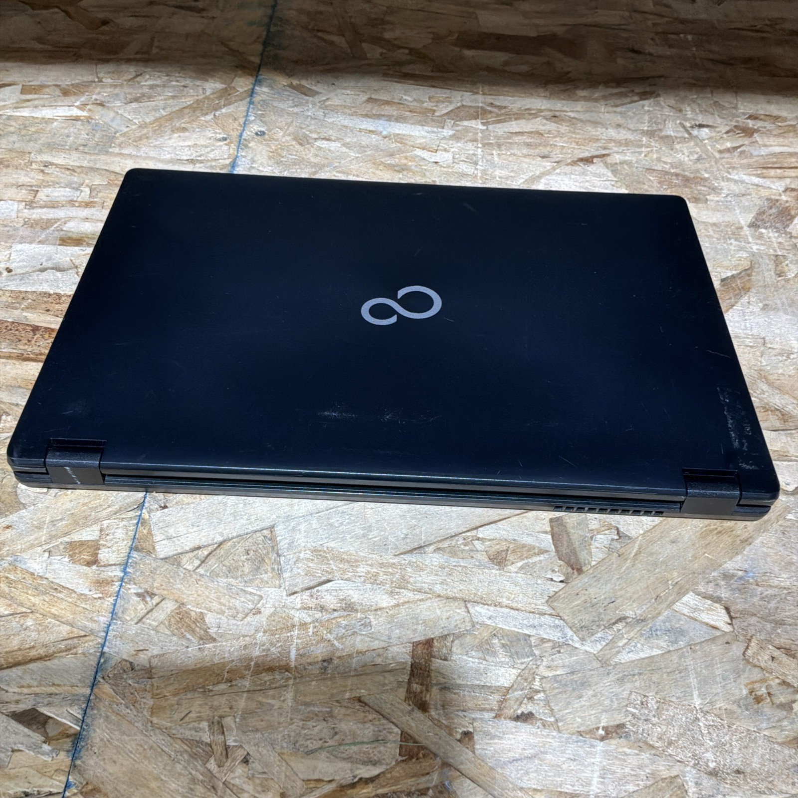 Fujitsu Lifebook E558 I5-8250U 1.60GHZ 256GB SSD 4 GB RAM Win 10 C399