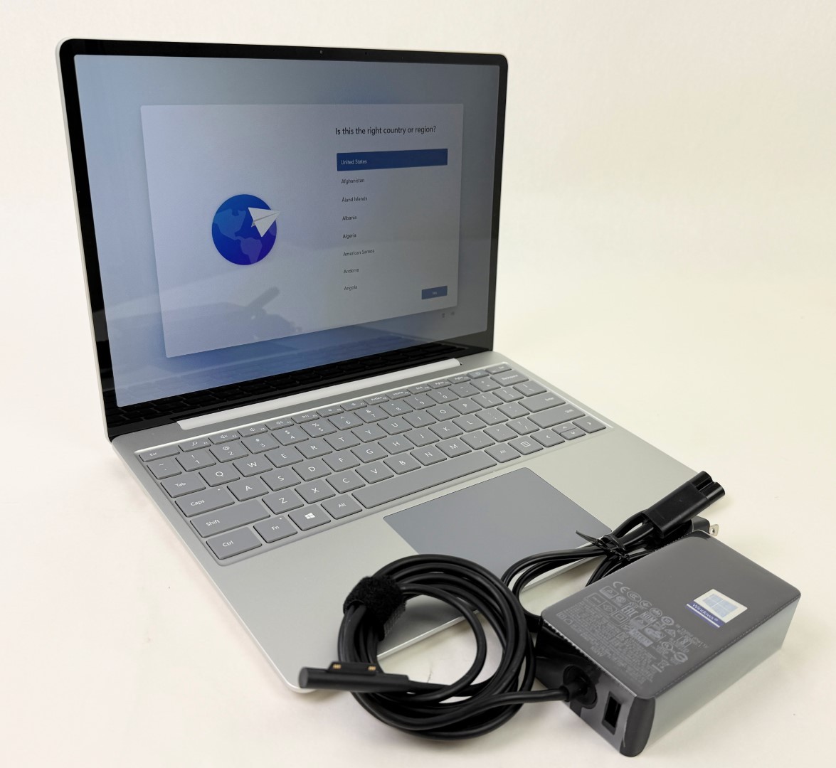 Microsoft Surface Laptop Go 1943 12.4″ Touch i5-1035G1 8GB 128GB W11H – Read