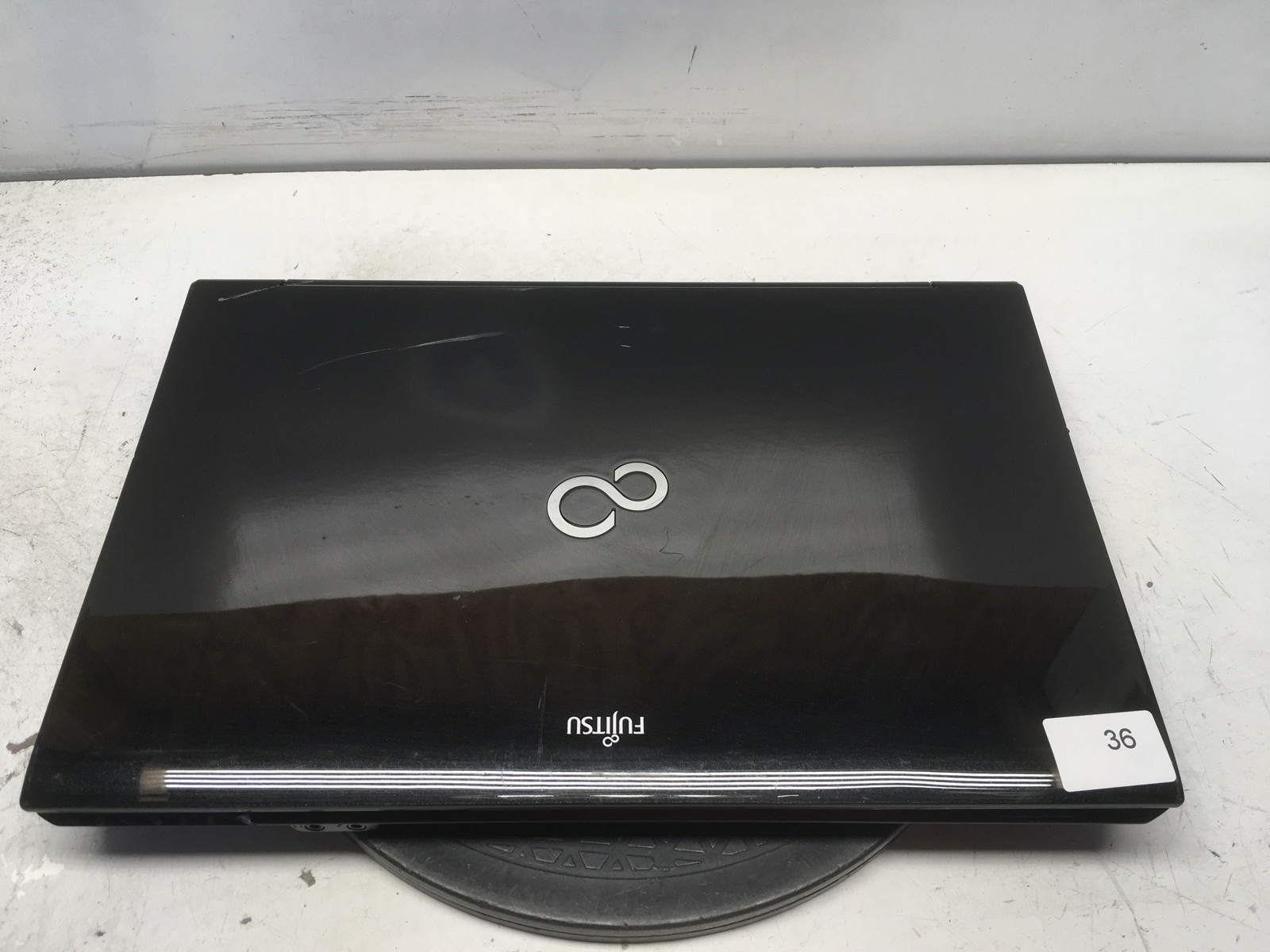 Fujitsu LifeBook AH532 Intel i3-2350M 2.3GHz 2 GB NO HDD No Batt