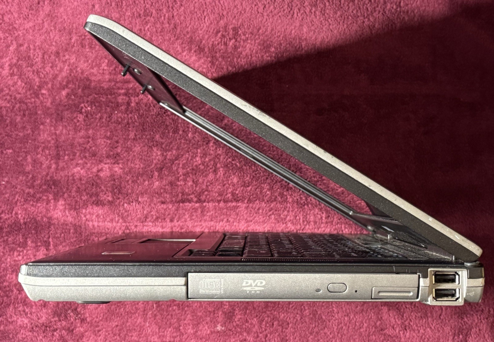 Complete Dell Latitude D531 – 14.1”/1.80GHz/2GB/160GB HDD/WiFi/Serial D-SUB/WIN7
