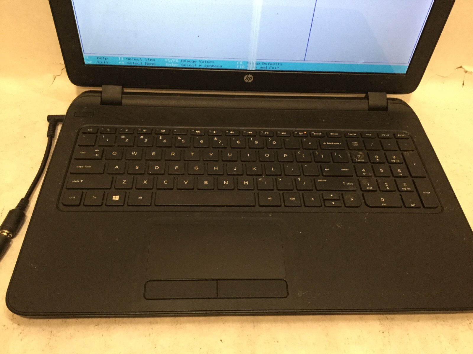 HP 15-f305dx / AMD A6-5200 @ 2.00GHz / (CRACKED SCREEN/MISSING PARTS!) -MR
