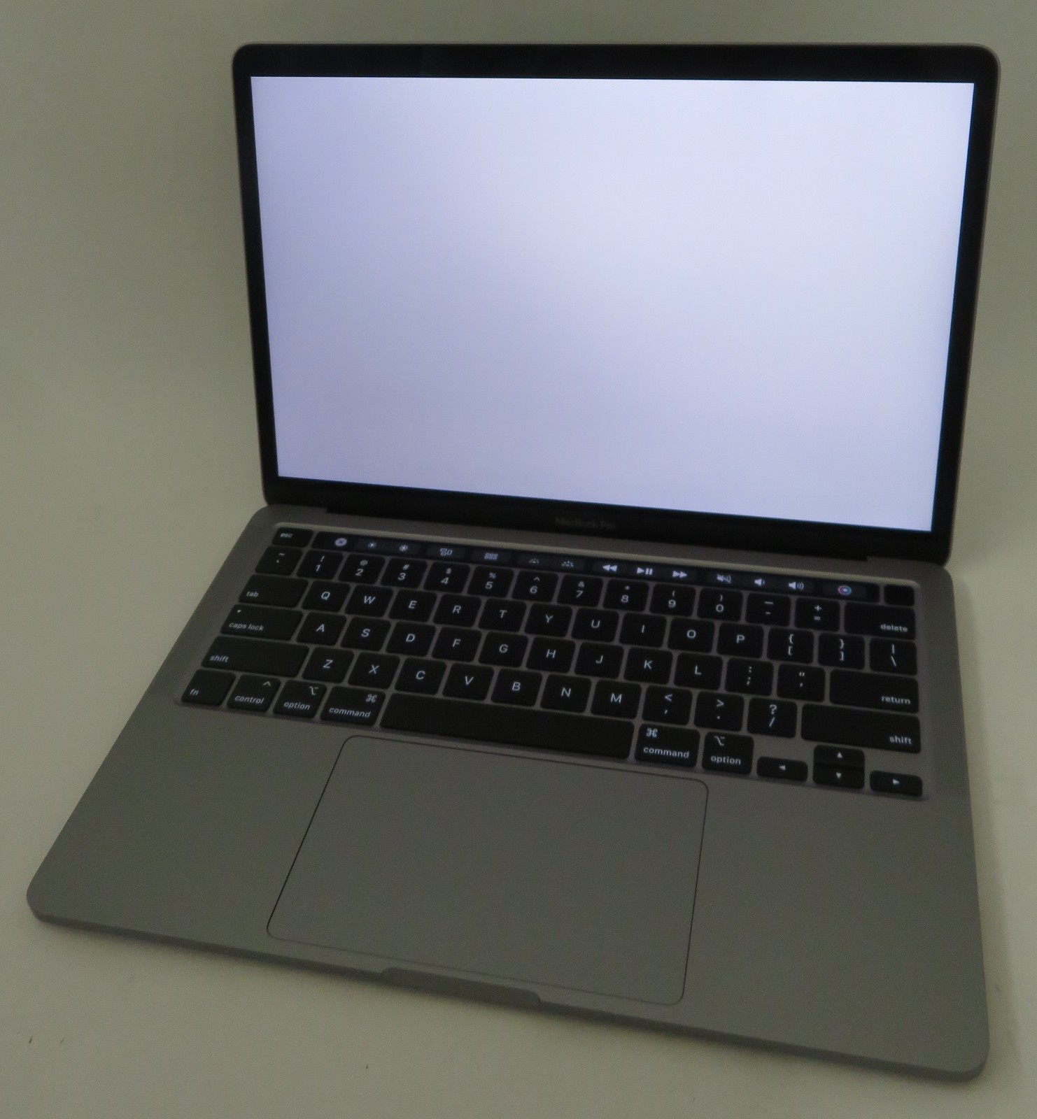 Apple MacBook Pro 2020 13in Retina i7-1068NG7 @2.3GHz 16GB 512GB Sequoia