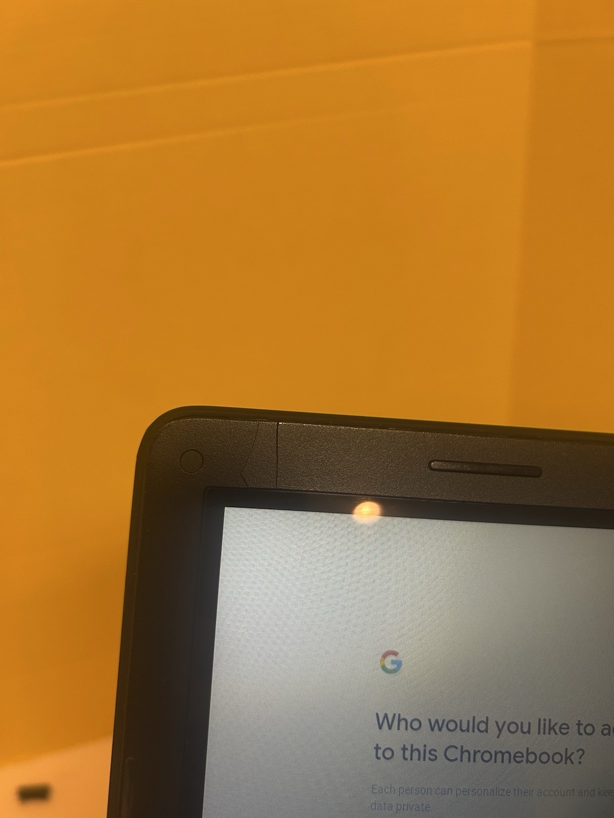 Dell Chromebook (11.6″,Celeron, 4GB RAM, 32GB, ChromeOS) touch Beezel detail