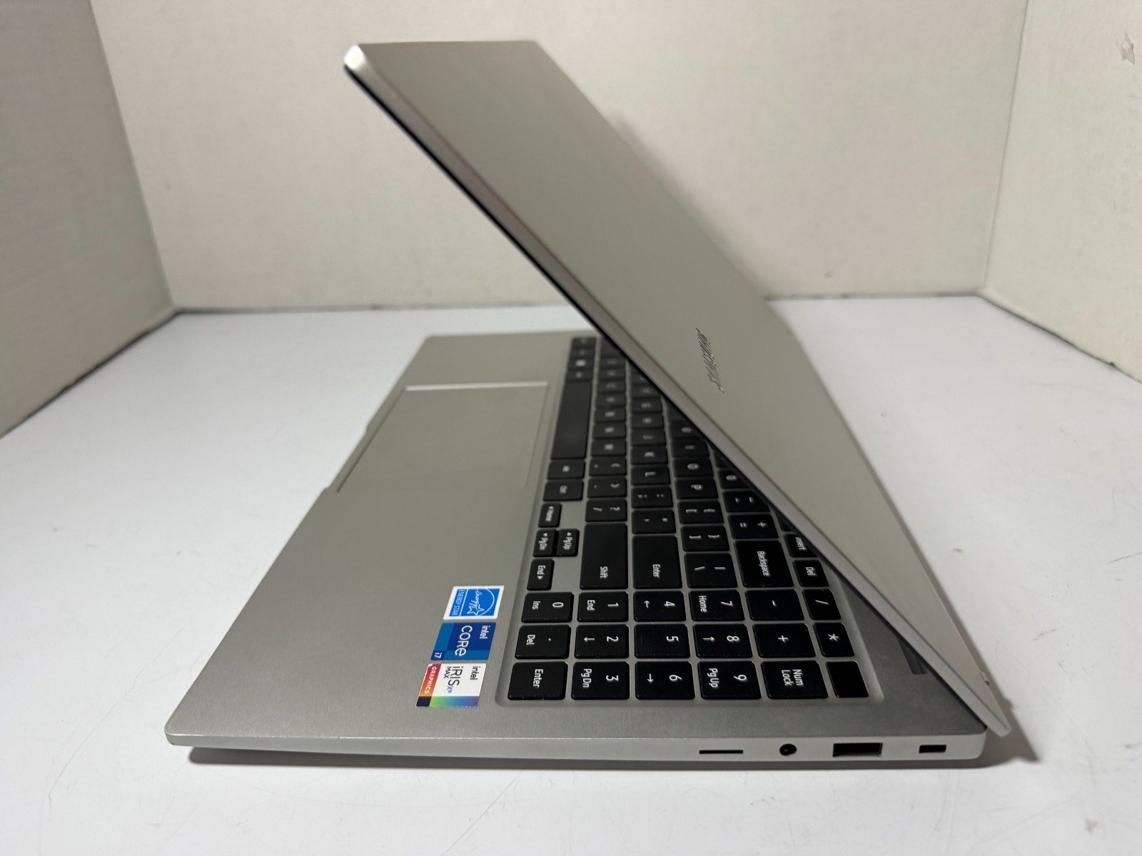 SAMSUNG NP750TDA 15.6″ i7-1165G7 16GB RAM- NO SSD -For Parts- NO POWER ON