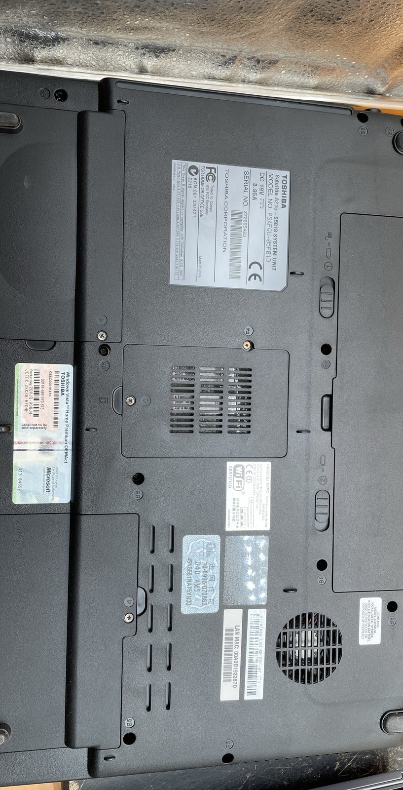 HP Pavilion ZT3000 15.4-inch & Toshiba Satellite A215-S5818 15.4-inch Laptops