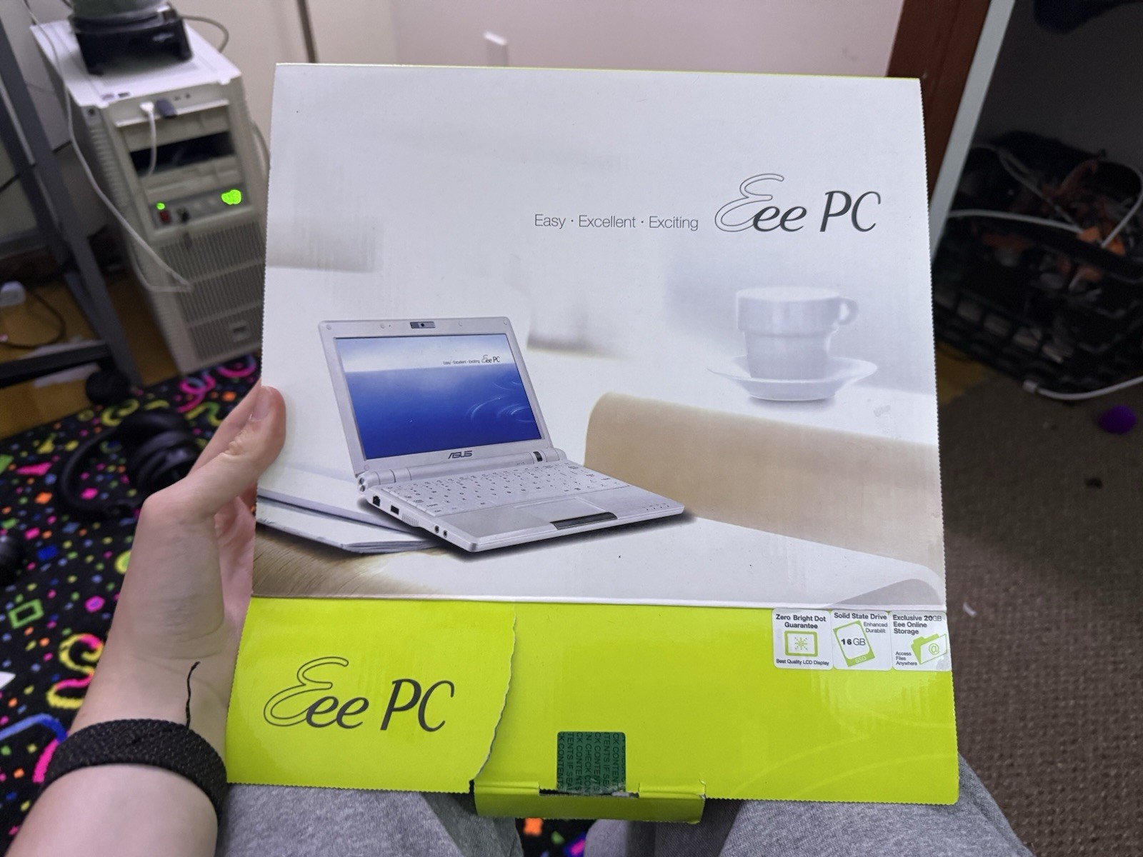 ASUS Eee PC 900 Vintage Netbook – Windows XP – Charger & Case Included