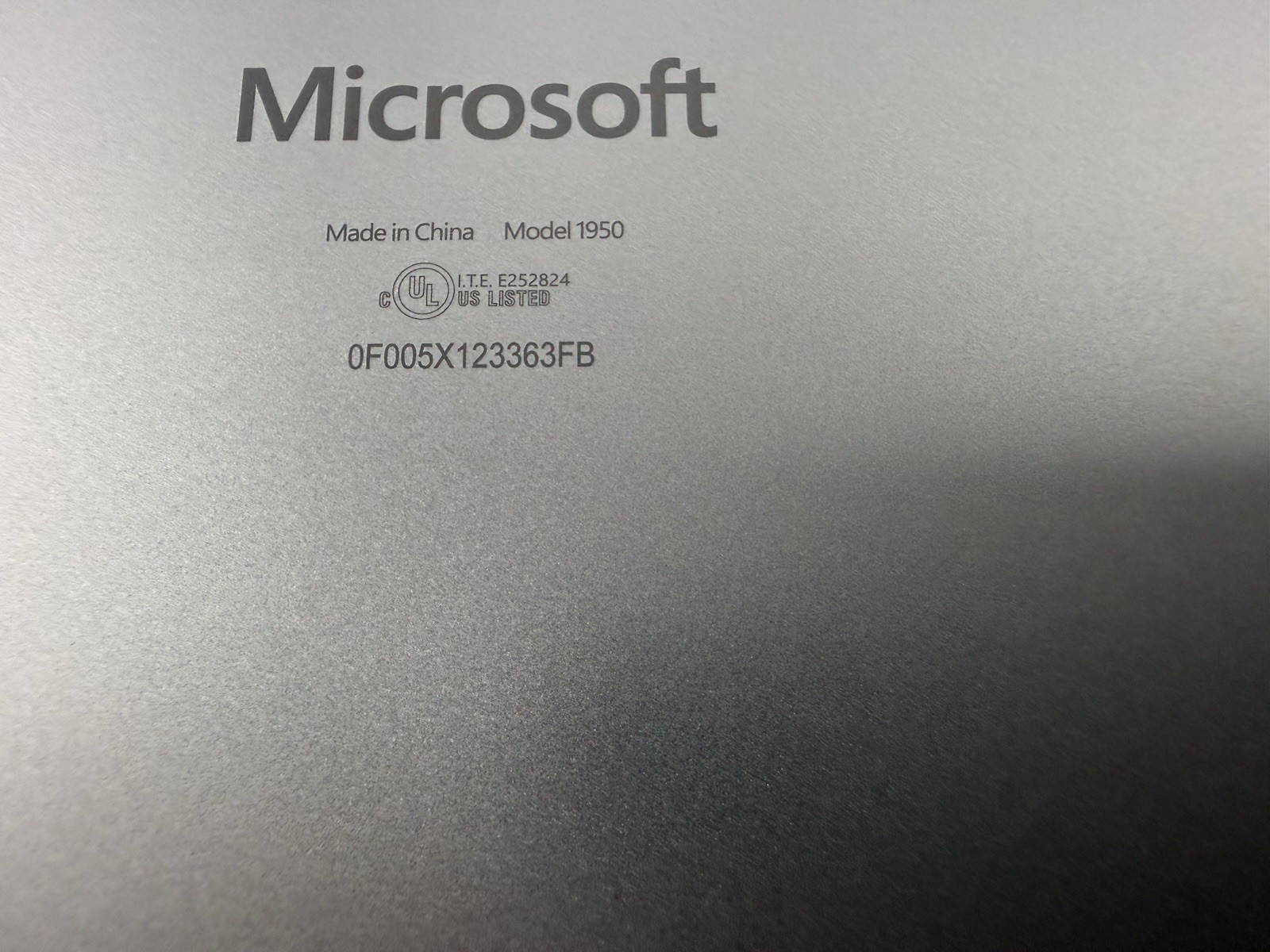 Microsoft Surface Laptop 5 13.5” 1950 Intel Core i7-1265U 16GB RAM 512GB NVME