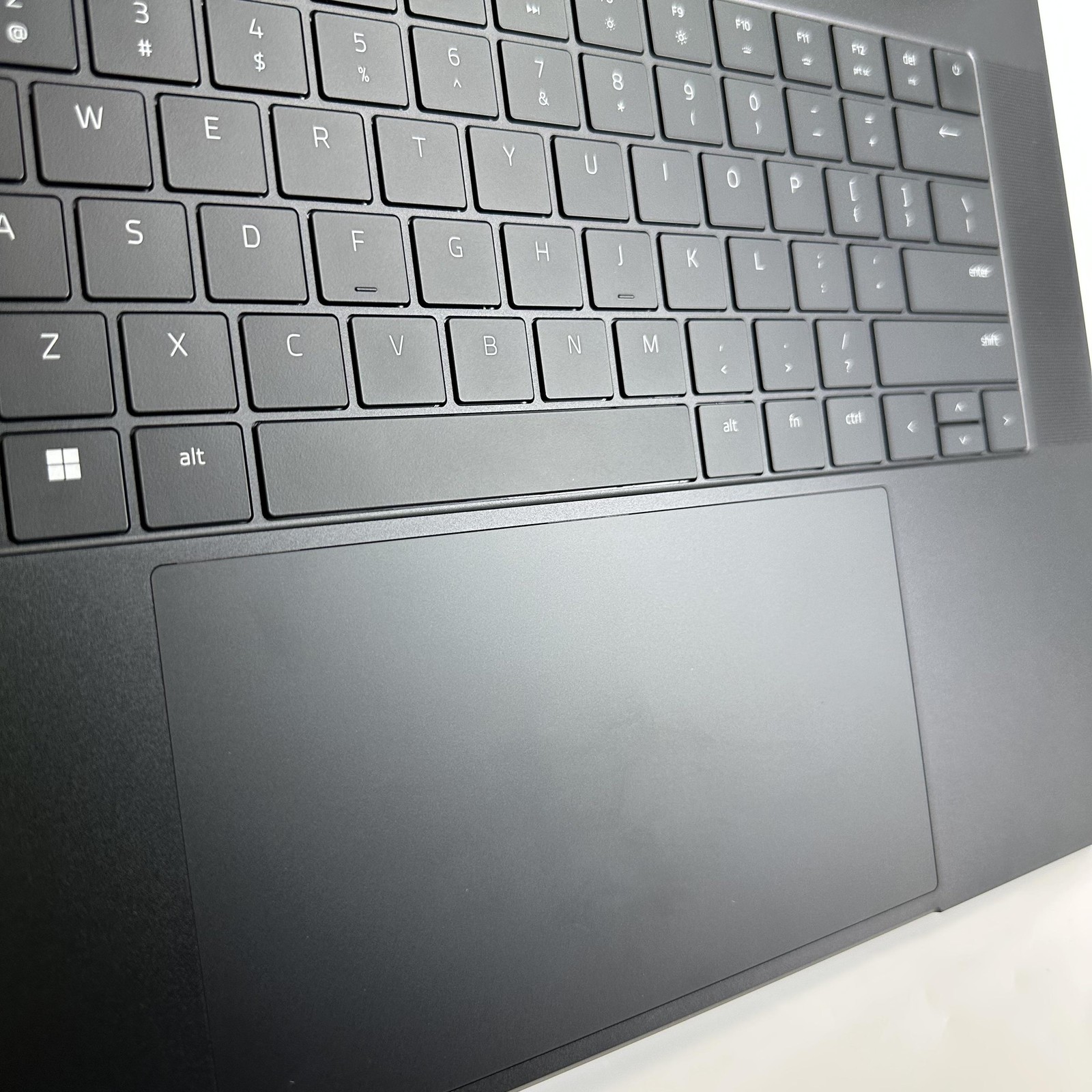 Razer Blade 16 240Hz QHD+ 2.2 GHz i9-14900HX 32GB 1TB SSD RTX 4080 FRAME GAP