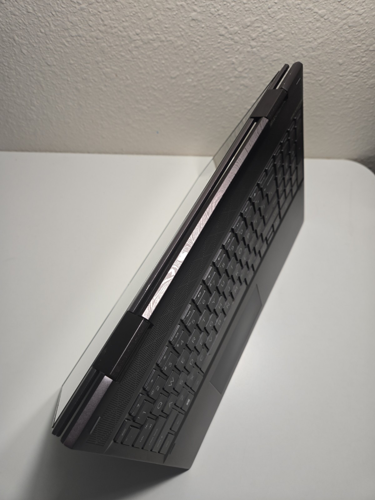 HP Tscr 15,6/ 2in1/ Ryzen 5-2500u/ Radeon GFX/ 8Gb/ Ssd 255Gb/ Battery/ NO AC