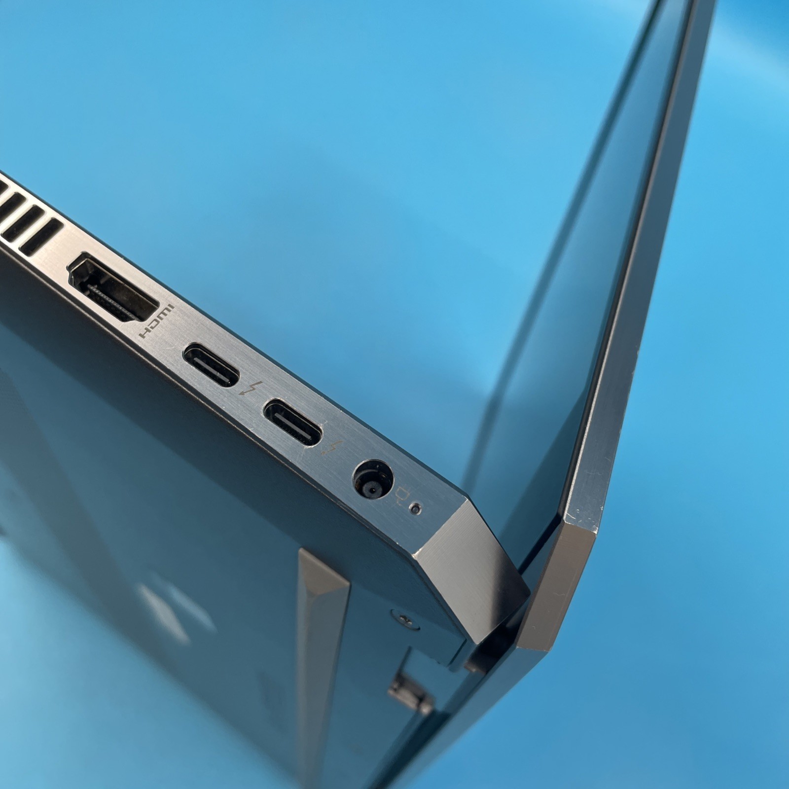 HP ZBook Studio G5 | i7-8850H | 8GB RAM | 256GB SSD | P1000 | W11 PRO | 71% BATT