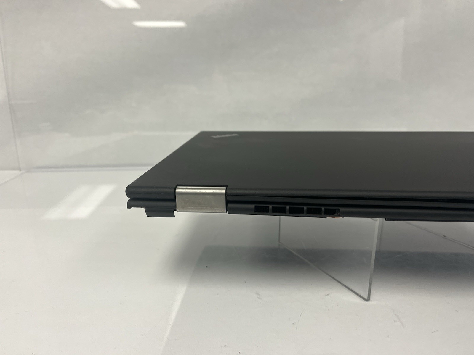 Lenovo X1 Yoga 2nd Gen i7-7600U 2.80GHz 8GB RAM NO SSD NO OS