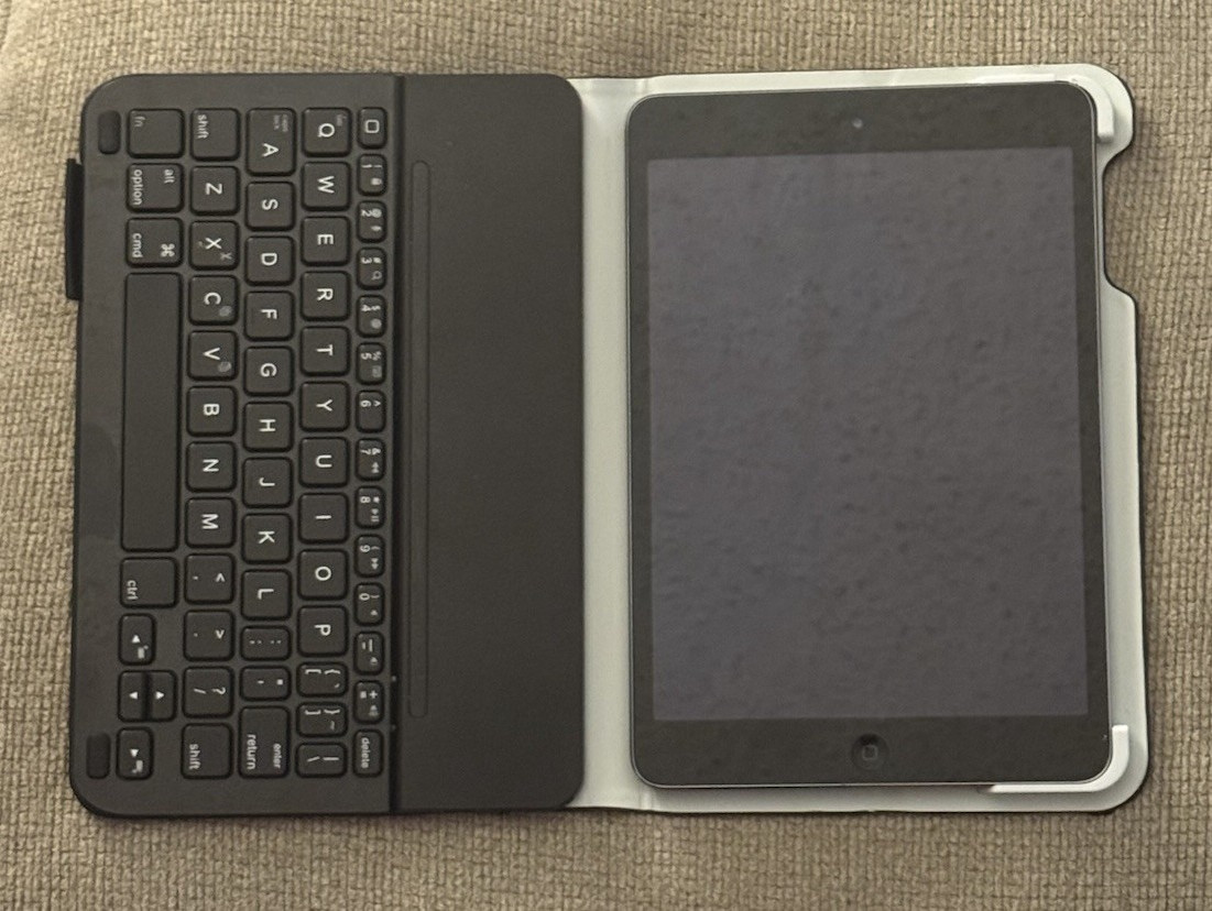 Apple iPad Mini 2 w/ Black Keyboard Folio Case Cover Bundled