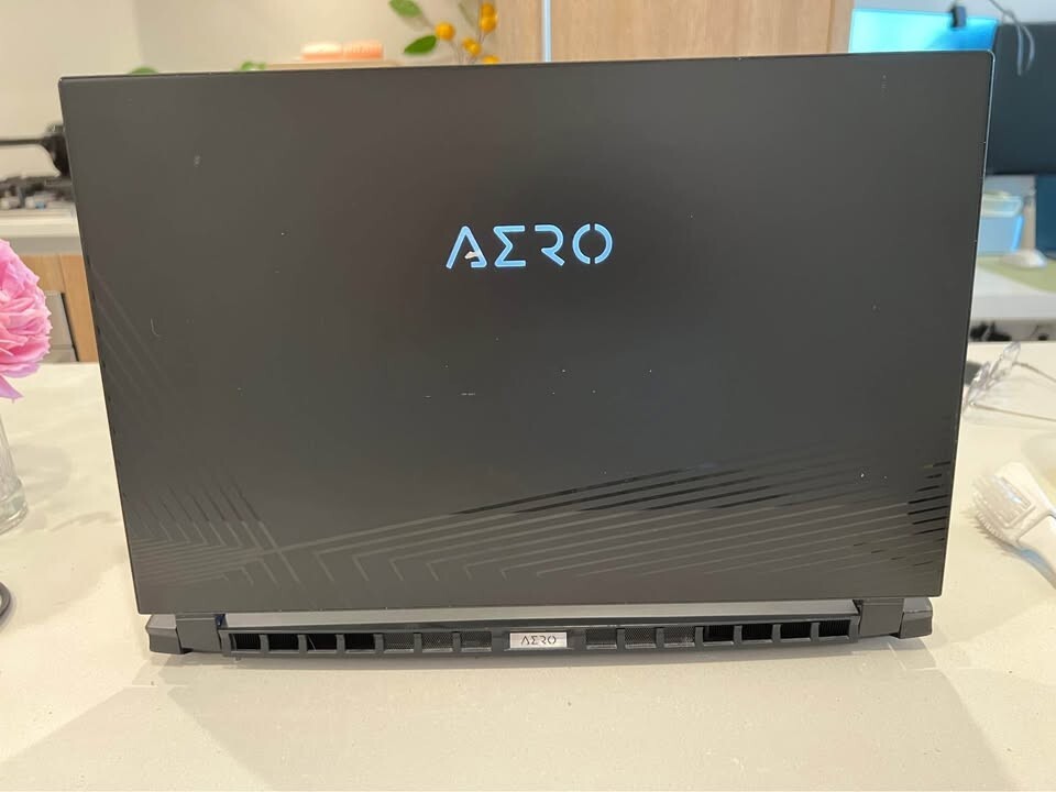 USED – Good Condition Gigabyte AERO 15 KC 15.6″UHD 4K i7-10870H 16GB 512GB