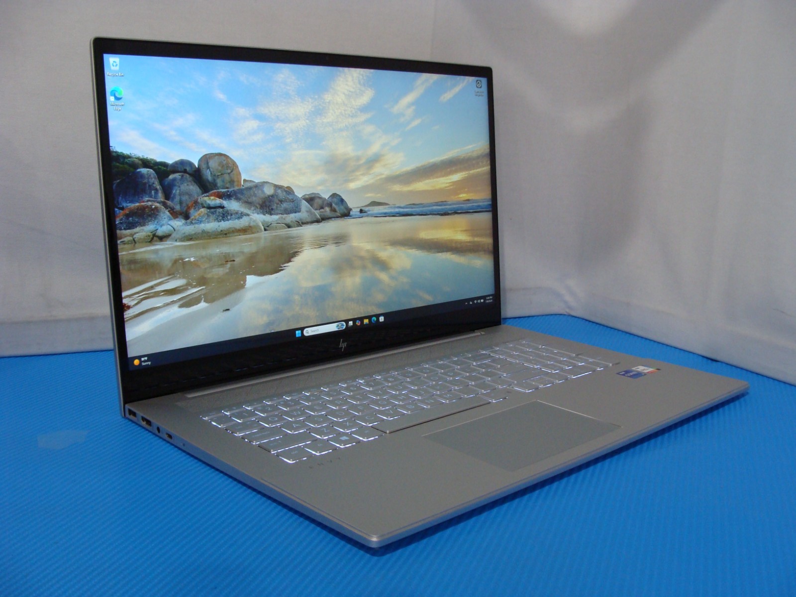 HP ENVY 17m-cg1013dx 17.3″FHD TOUCH i7-1165G7 2.8GHz 12GB 512GB SSD Win 11 Home