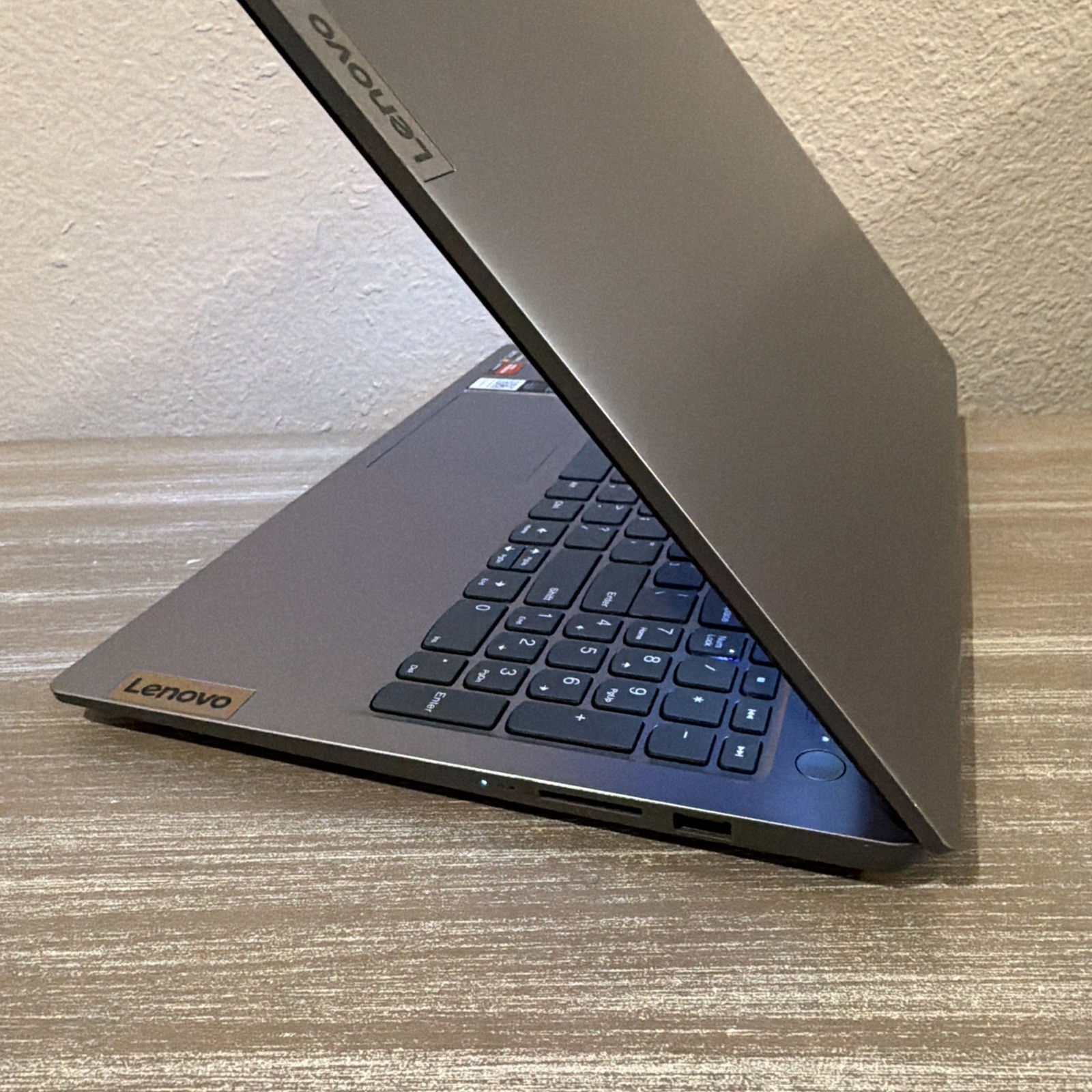 LENOVO IDEAPAD SLIM 3 15ABR8 | AMD RYZEN 7 5825U | 512GB | 16GB | Touch Screen