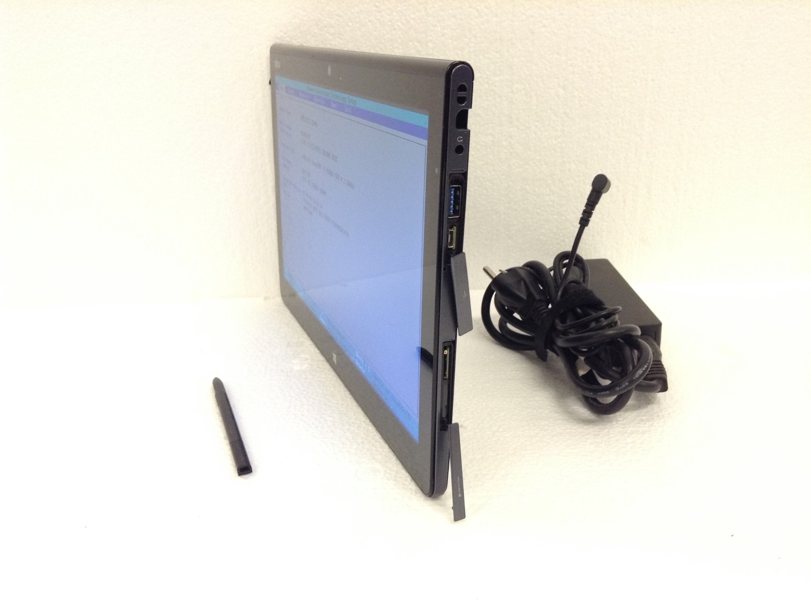 Fujitsu Stylistic Q704 i7-4600U 2.10GHz 12.5″ Touch Tablet 8GB w/Stylus, No SSD