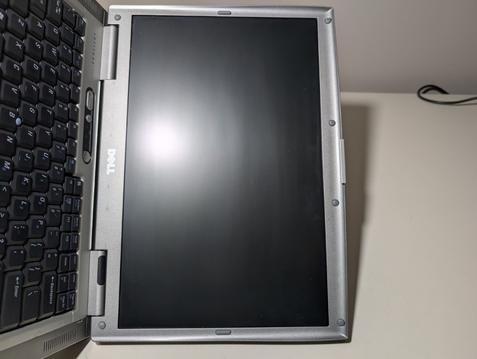 15″ Dell Latitude D810 | Pentium M 30GB HDD | ATI DVD Win XP 32-Bit Serial Port