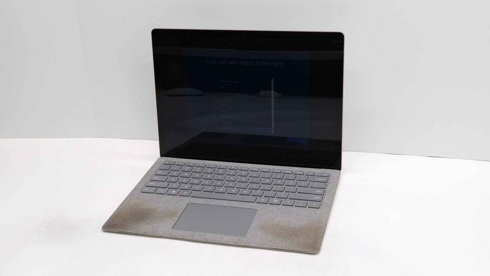 Microsoft Surface Laptop 14″ i7-7660u 16GB 512GB – Fair READ DESC